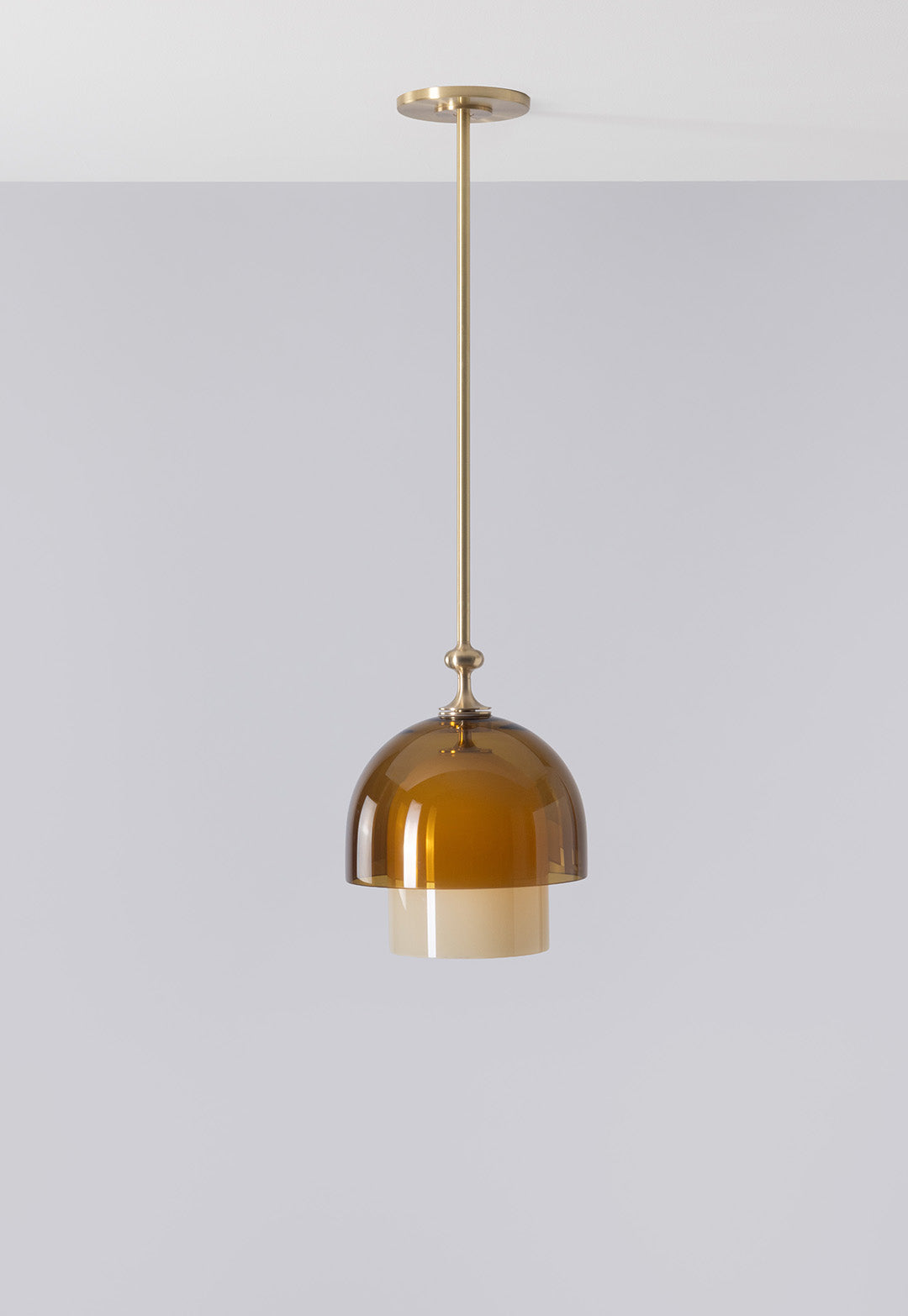 SkLO + AvroKO Elizabeth II Pendant - Light Beige and Olivin glass, Antique Brass finish — detail view