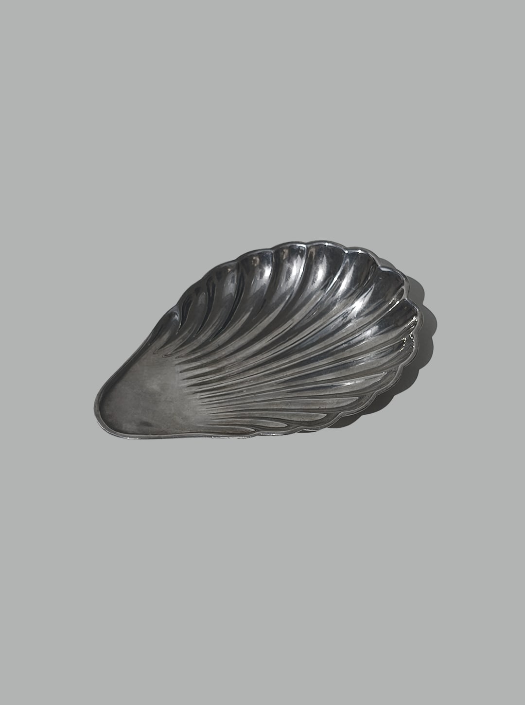 Silver-plated shell vide poche detail view showing ribbed texture