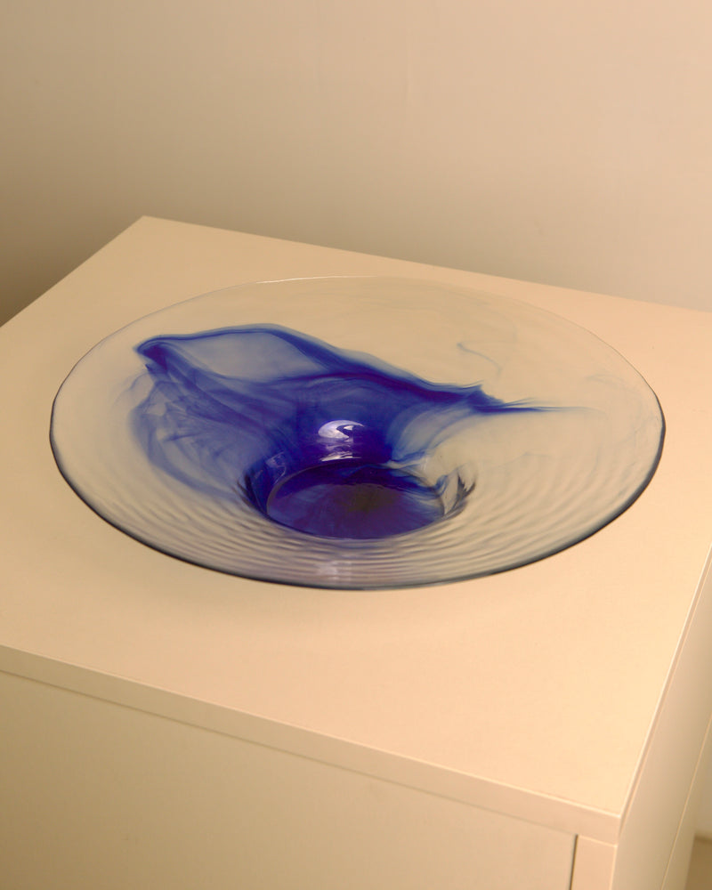 Large 80s Italian circular dish in transparent and blue wavy glass by Treaptyque | The Oblist