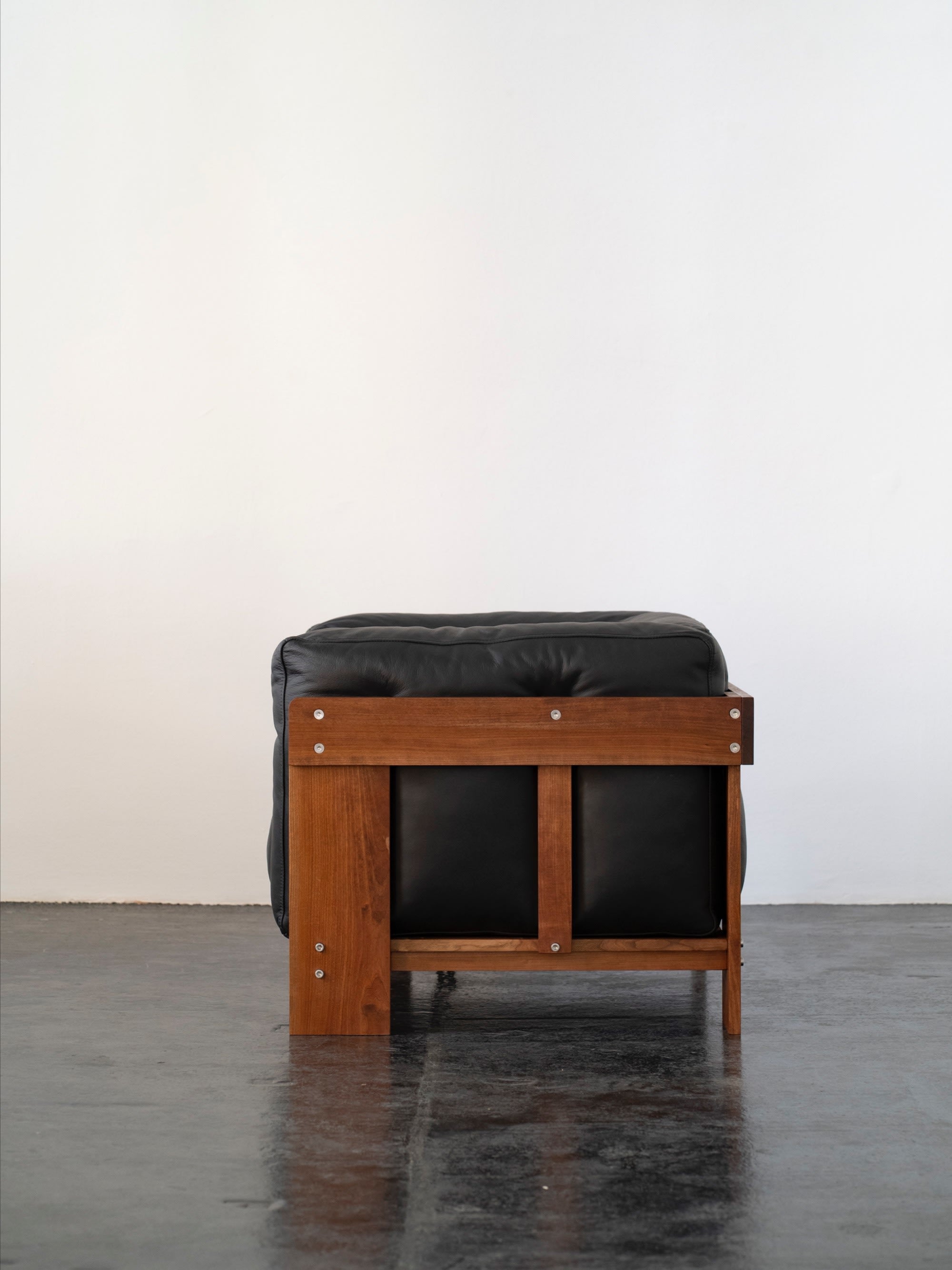 Overlap Lounge Chair | DN_S2503 — side view highlighting wooden frame and leather seat