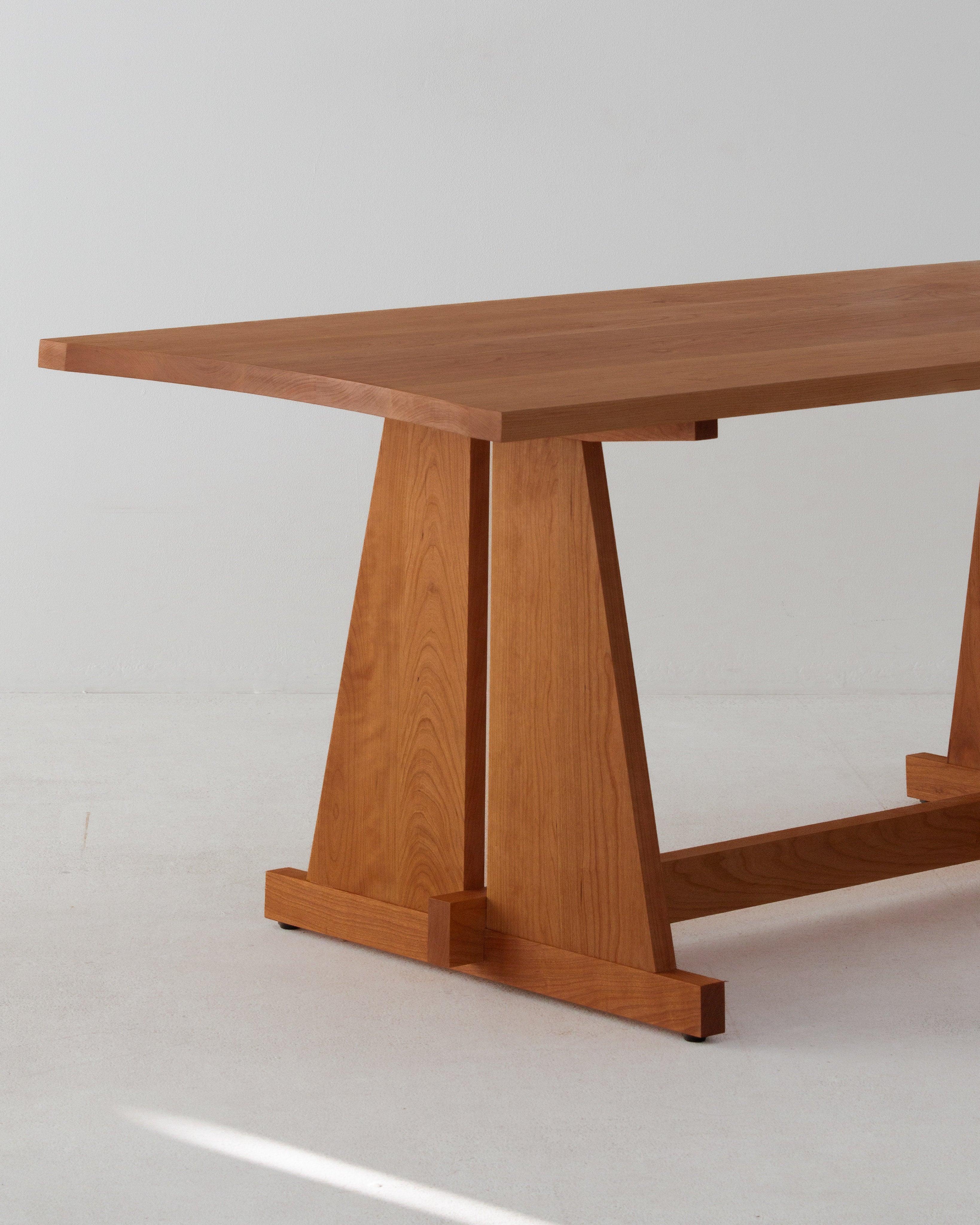 Lola Table Classic — lifestyle setting