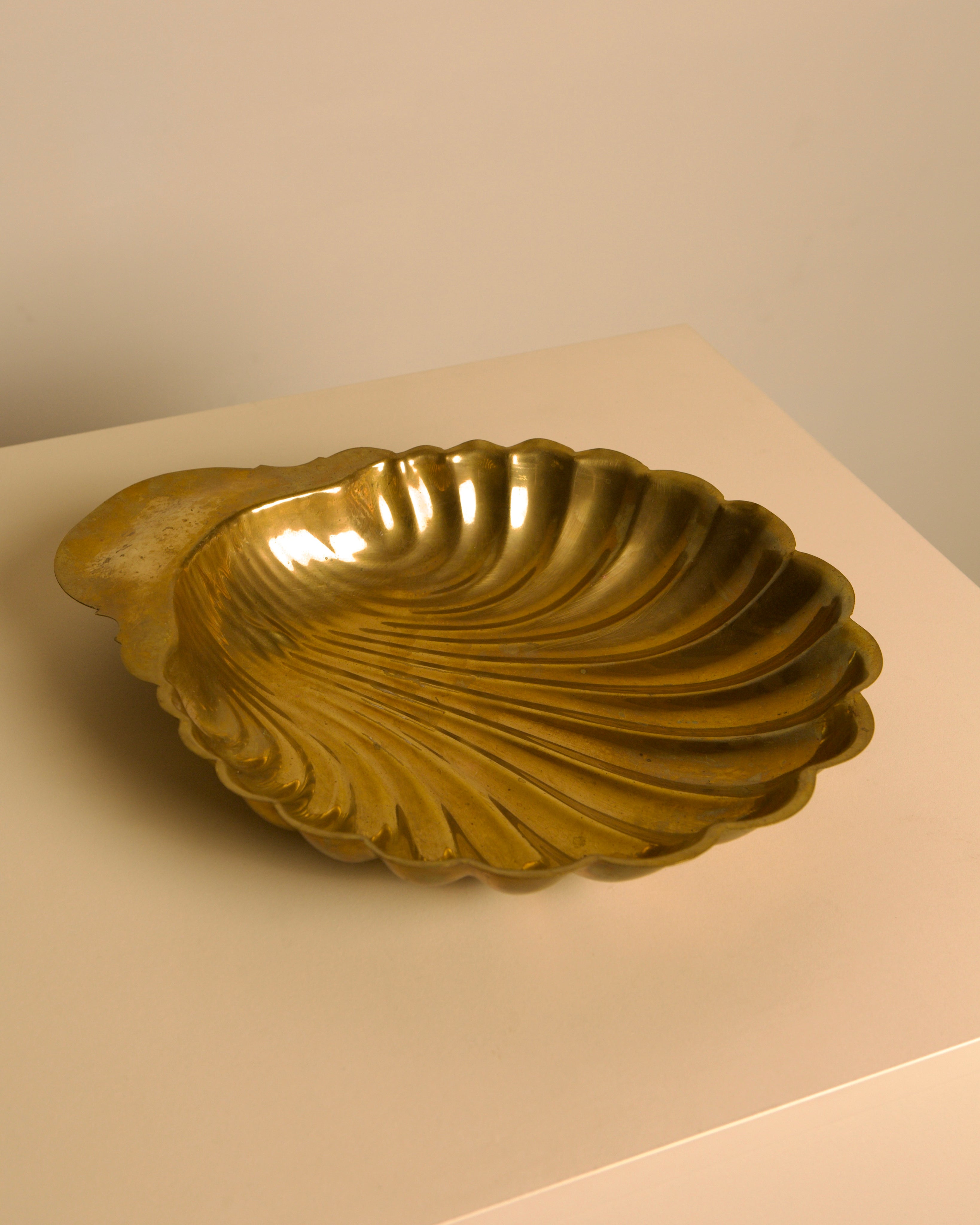 Large Brass Scallop Shell Catchall, Italy, 1960s — side angle