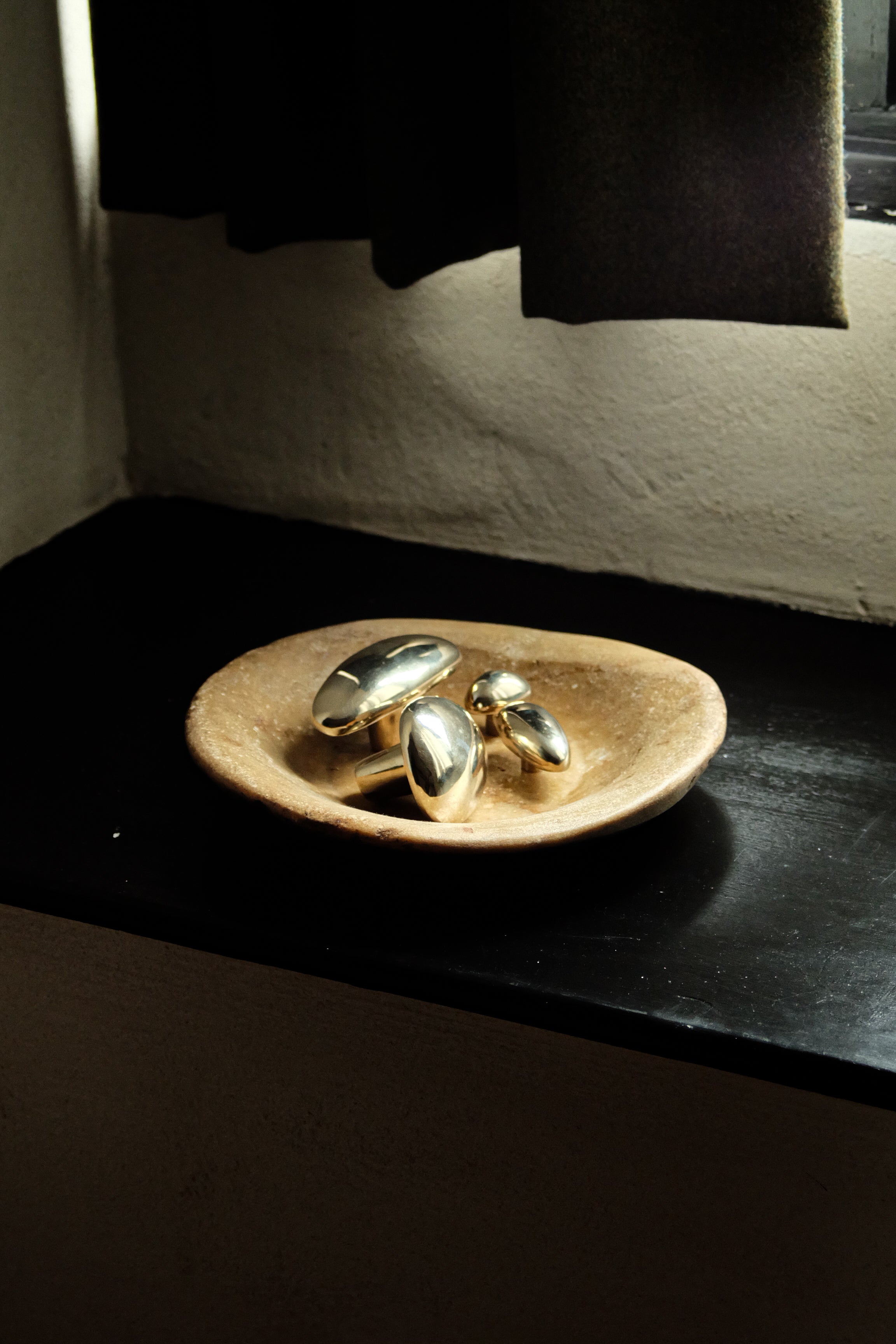 MOMI Cabinet Knob/Wall Hook Short Mini — displayed on a ceramic dish