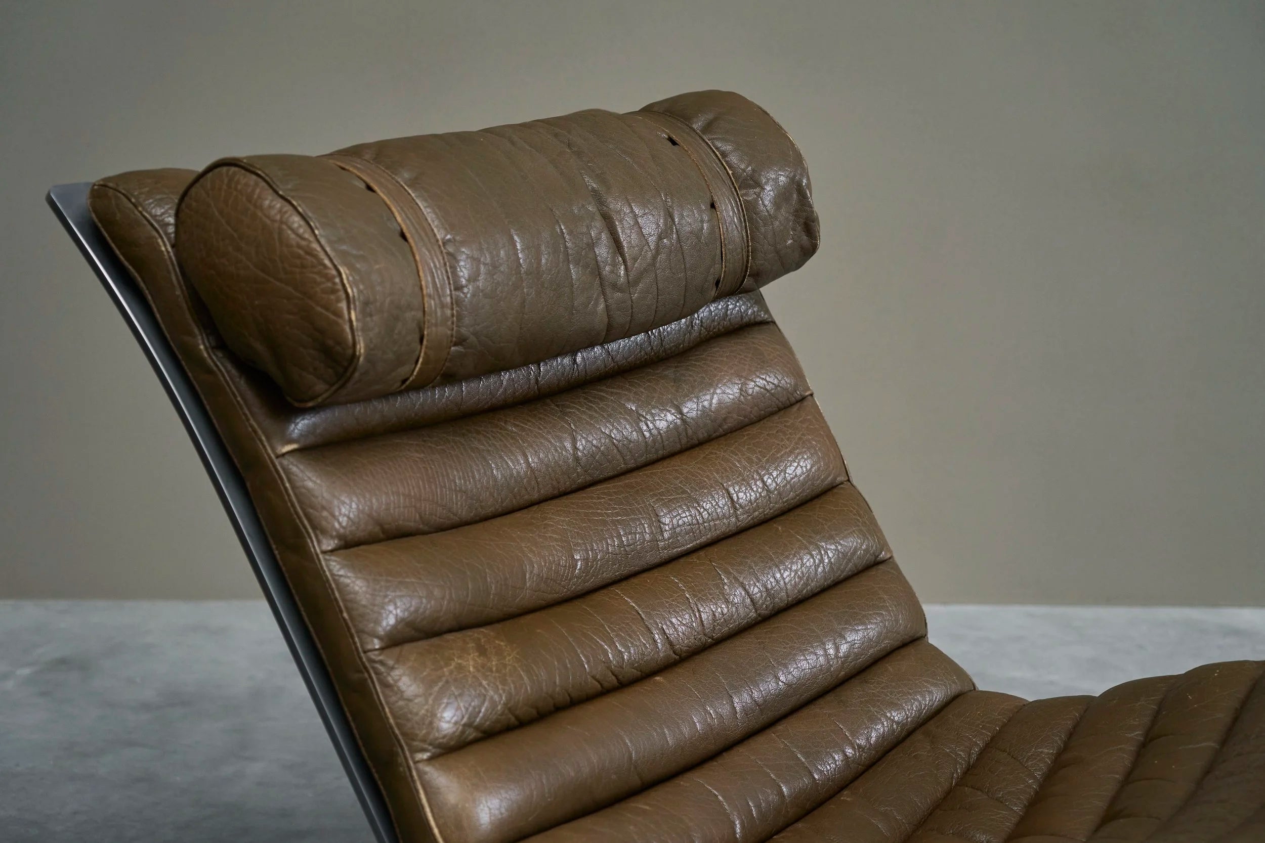 Arne Norell Pair of Ari Lounge Chairs in Steel and Patinated Leather, 1960s — detail view