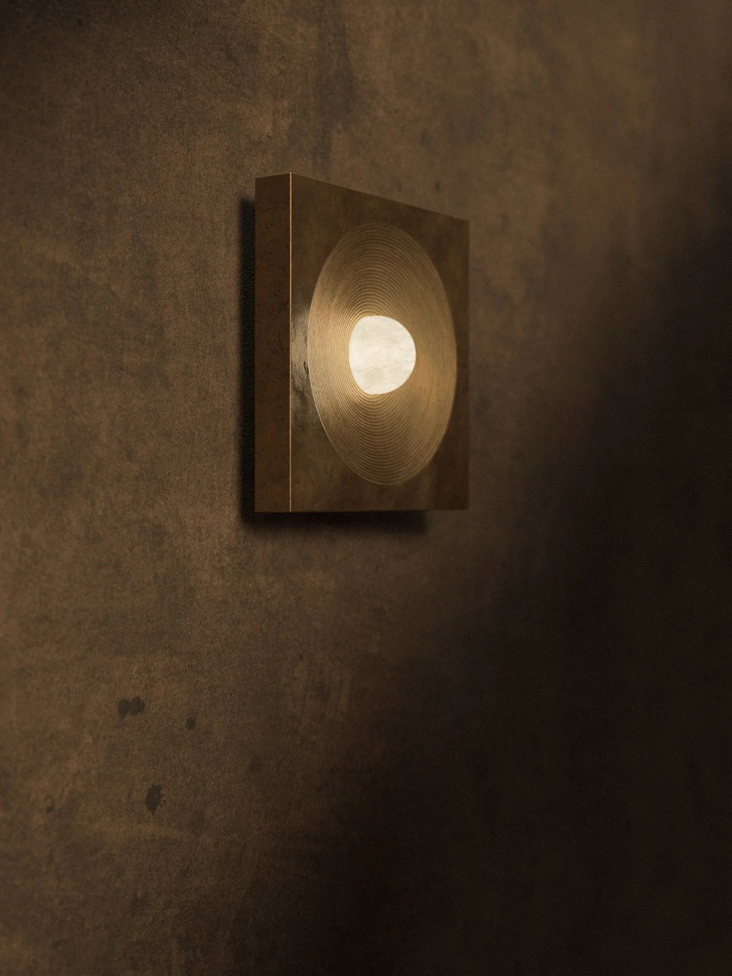 Revolver Wall Lamp in Alabaster and Cast Brass by Studio Brocky — detail view