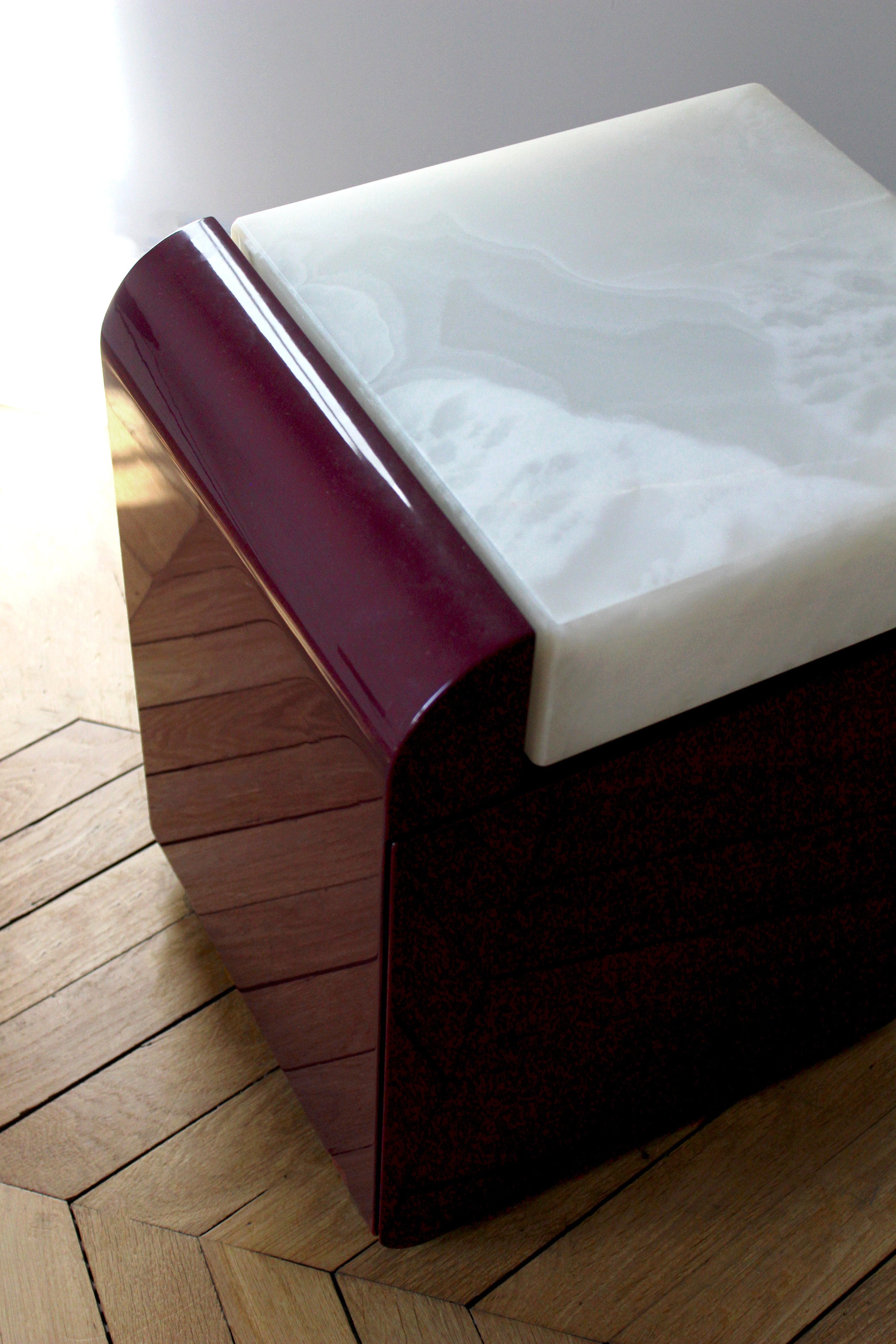 Table "Amo" Bordeaux et Onyx Blanc