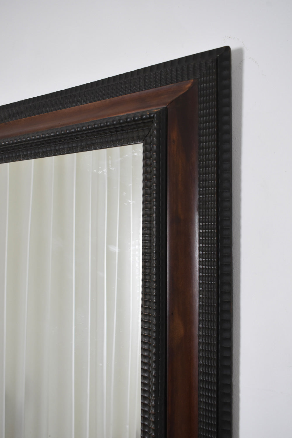 Carved ebonised wood mirror and trompe l'oeil turshell, XIXth c. — lifestyle setting