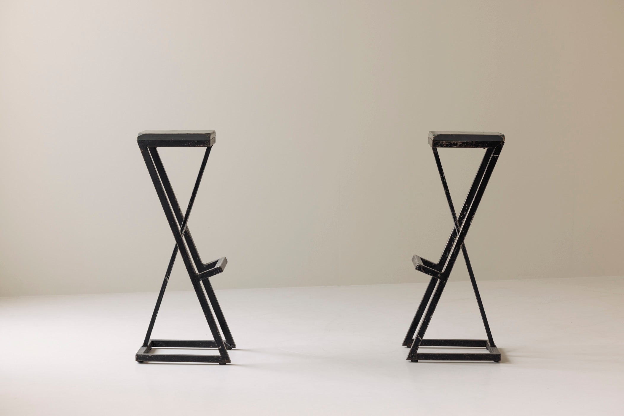 Set of 2 Modernist French bar stools, 1950s — detail view