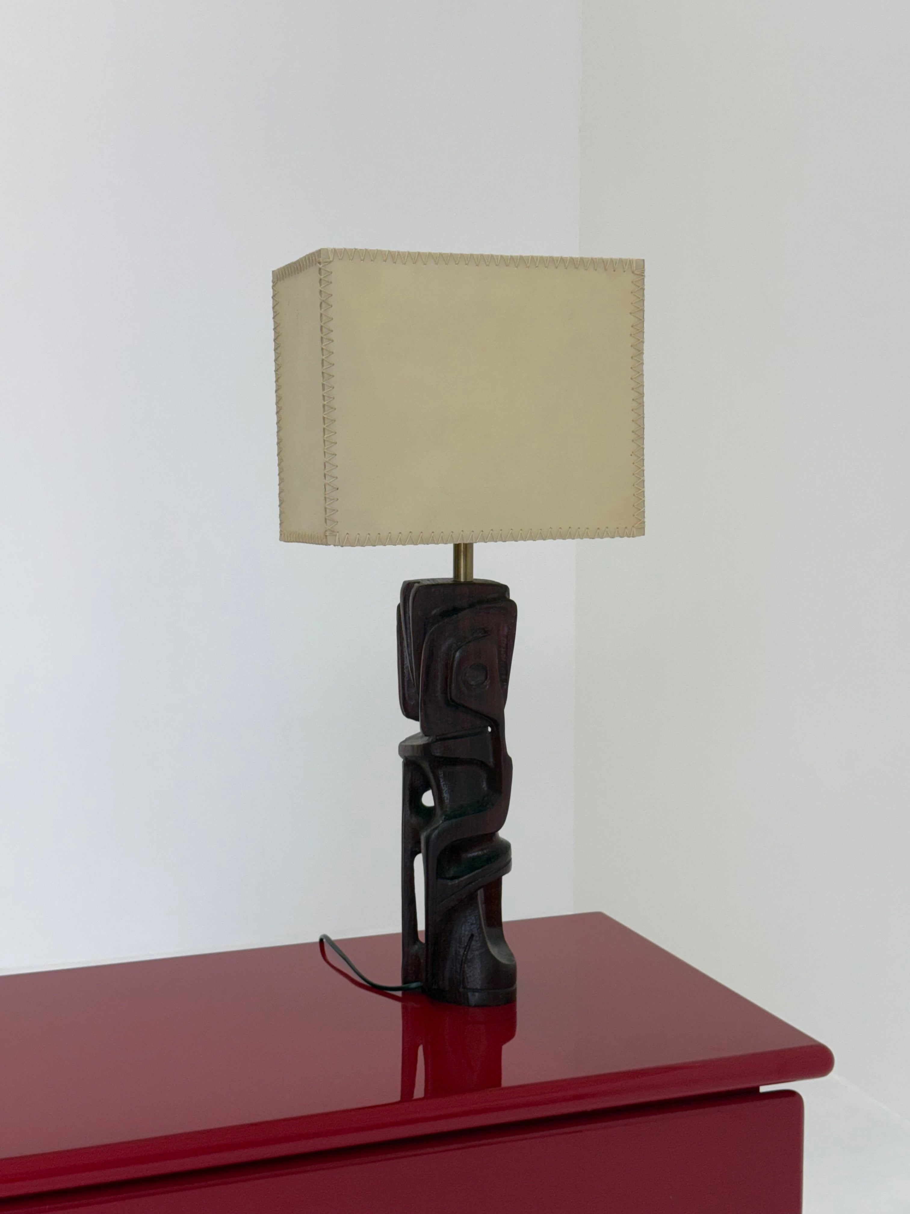 Hand-carved wooden sculptural table lamp by Gianni Pinna by Wintage | The Oblist