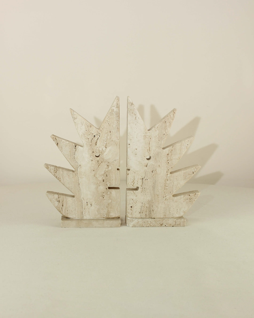 Sujeta libros Marmol Travertino — side view of textured travertine bookends