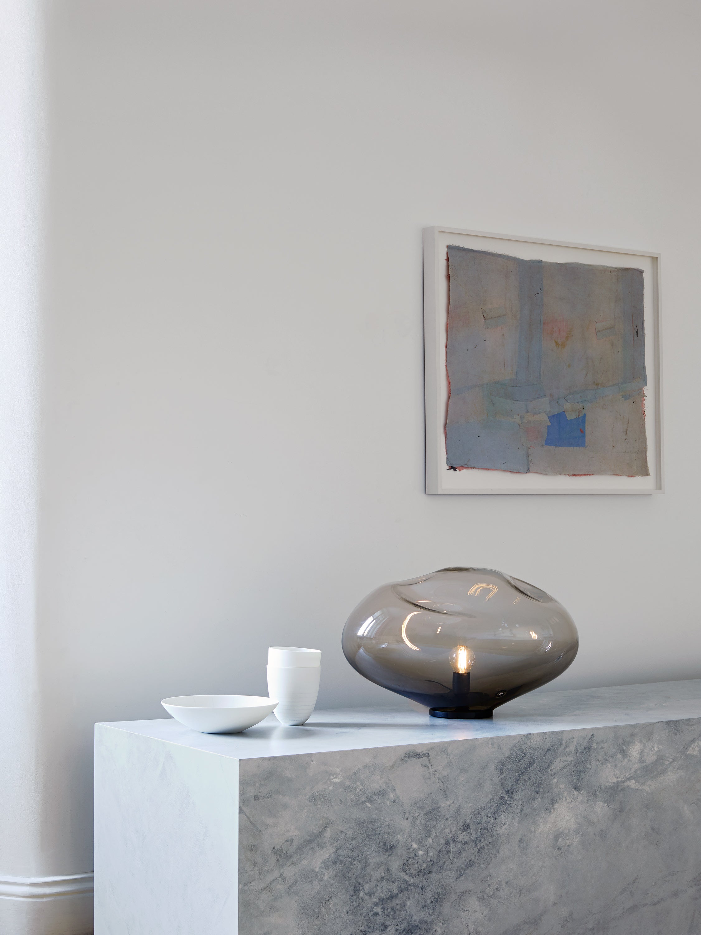 HAUMEA AMORPH table lamp - size S (L: 26cm), M (L: 32cm), L (L: 40cm), XL (L: 47cm) — positioned on marble surface with artwo