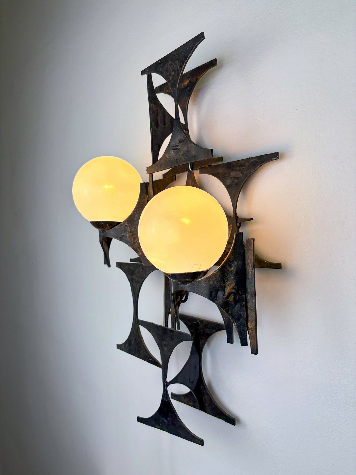 Large Brutalist & sculptural wall light by Marc Weinstein, Germany, 1960s — detail view