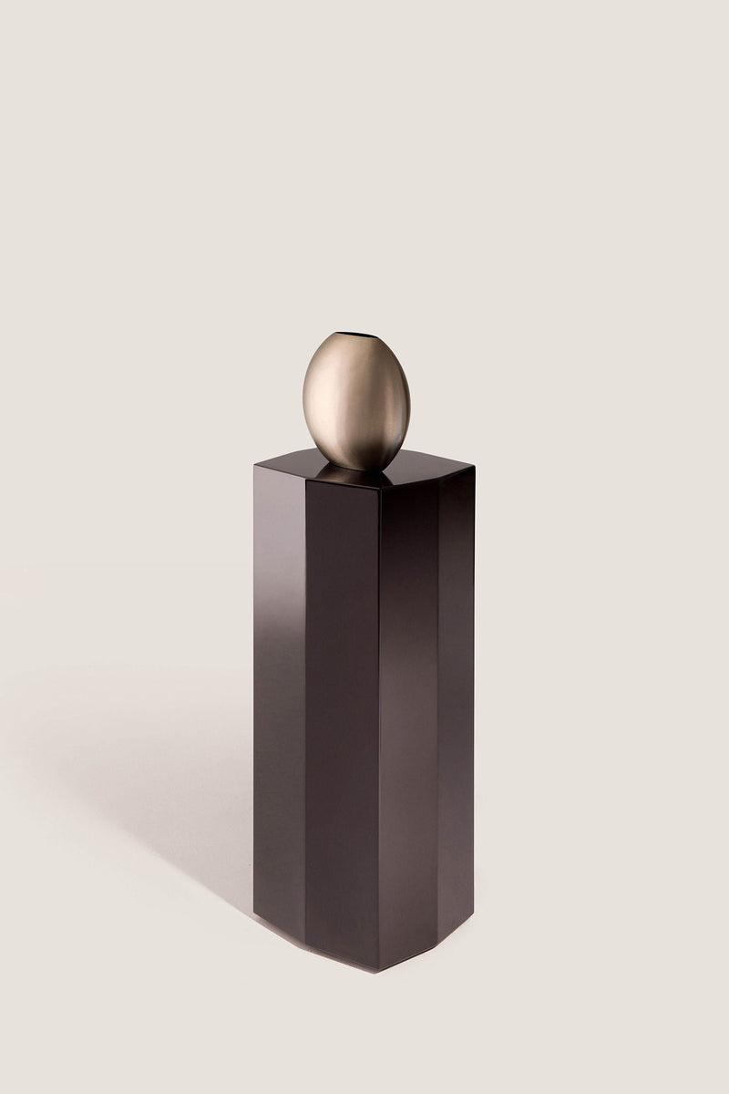 Ame II' Lacquer Pedestal — close-up of dark lacquer finish with metallic accent