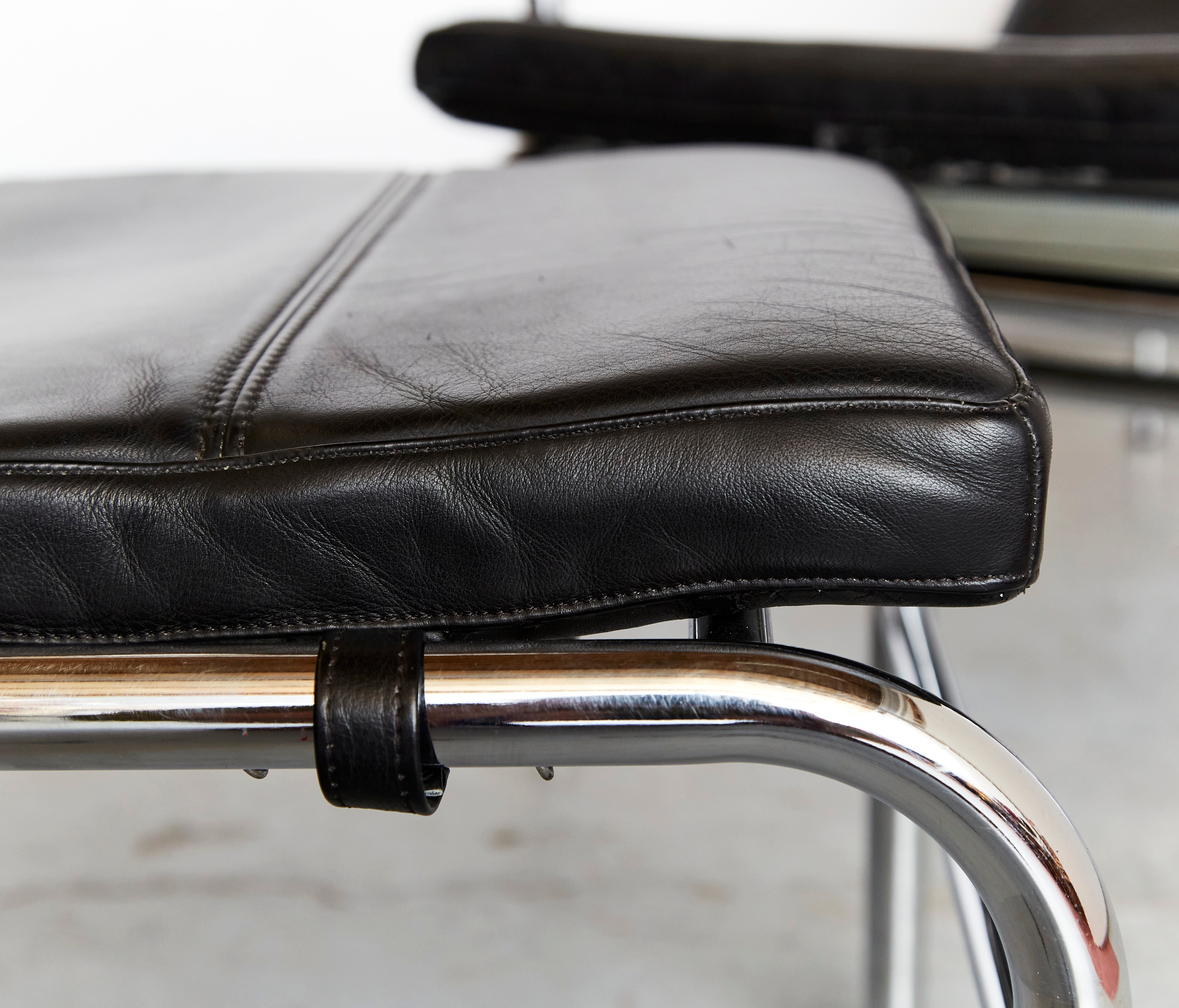 Gabriele Mucchi "Genni" Chaiselongue & Ottomane for Zanotta — close-up
