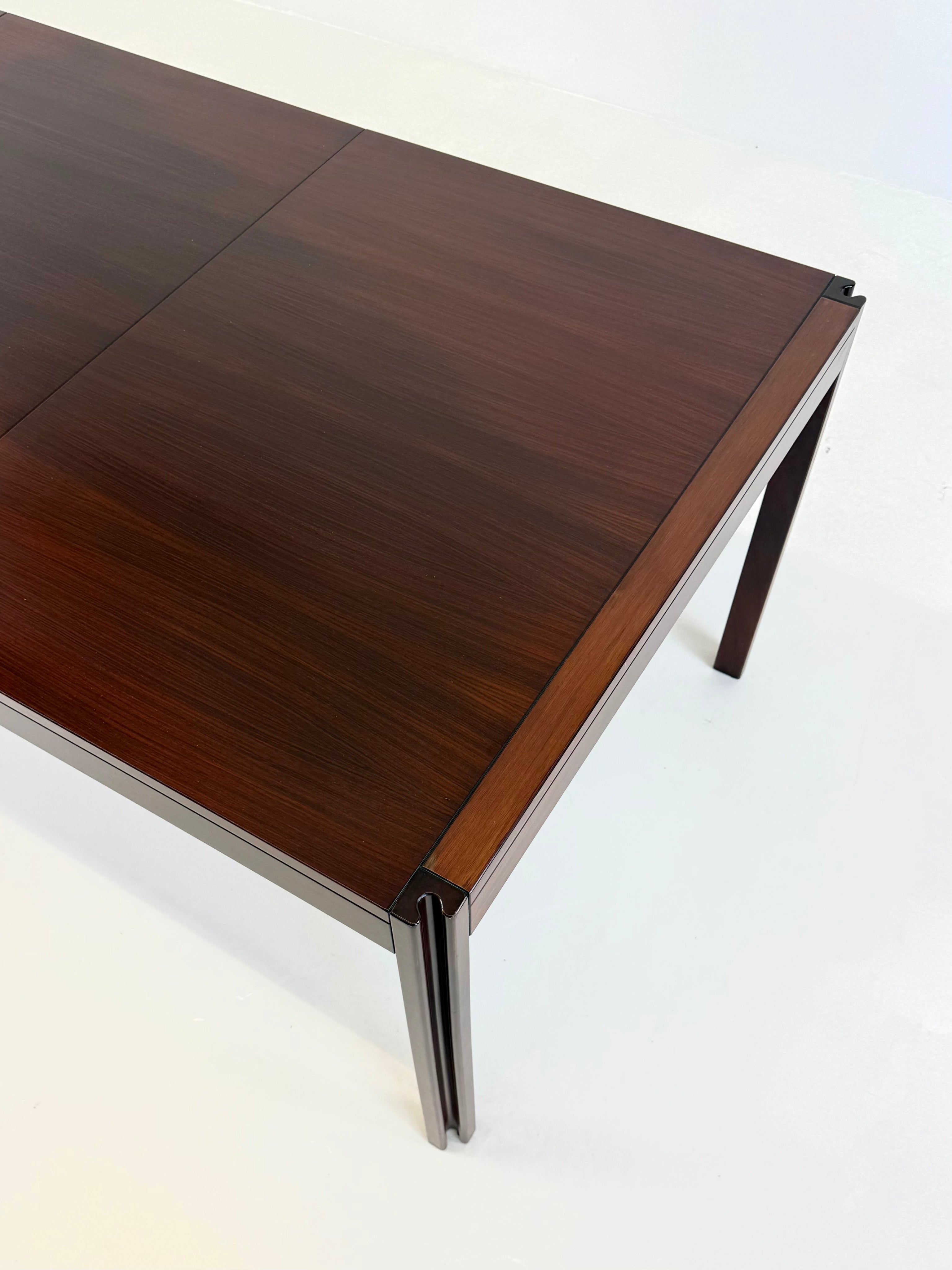 4D wooden vintage dining table by Angelo Mangiarotti for Molteni — detail view