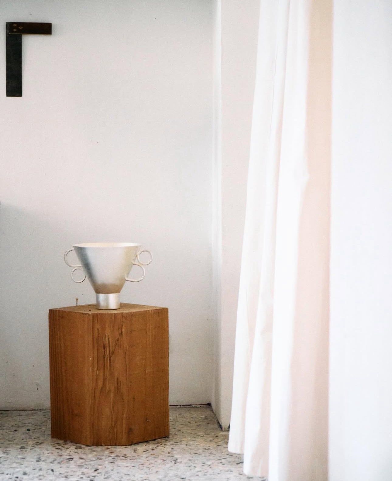 Vaso Oreja — side angle