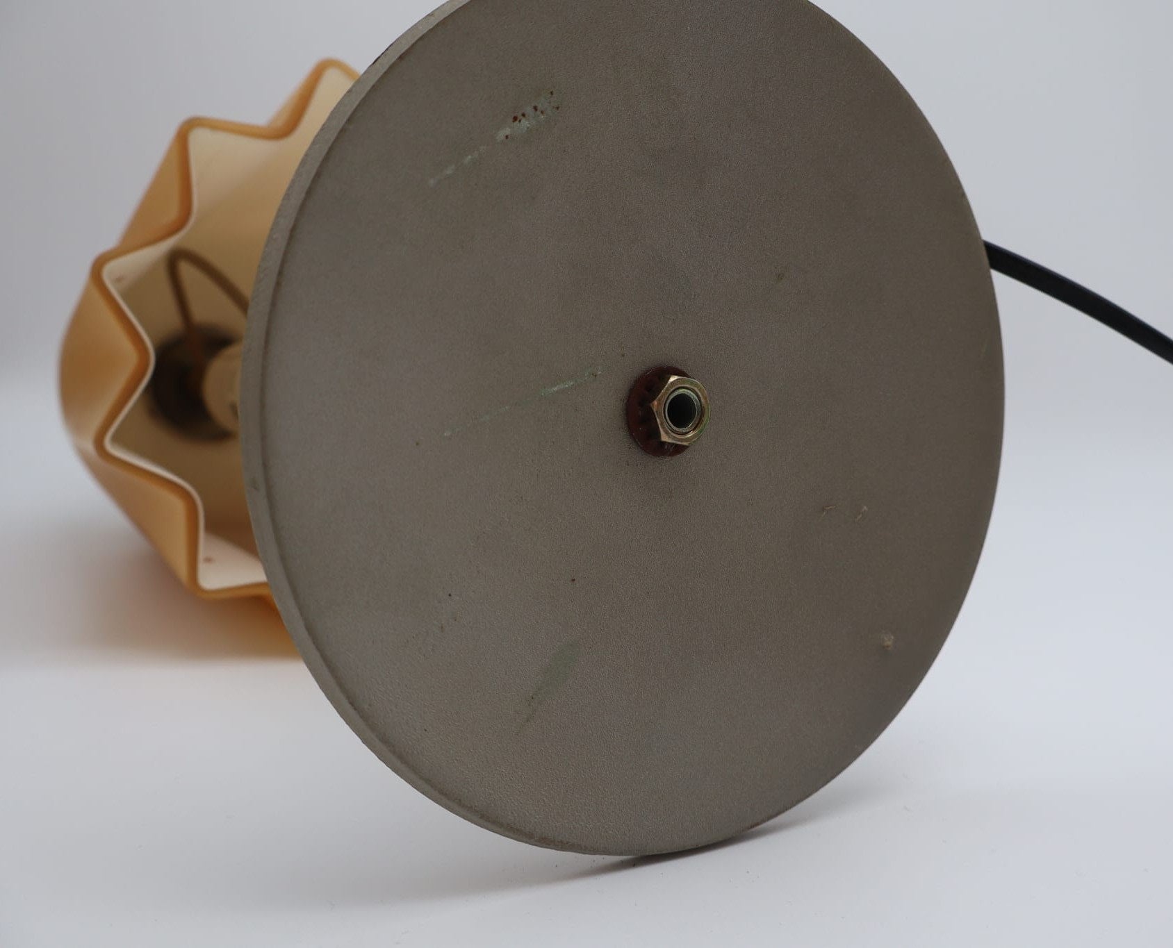 Murano 'Fazzoletto' Opaline Table Lamp by Vetreria LAG – 1980s — underside view showing base and cord