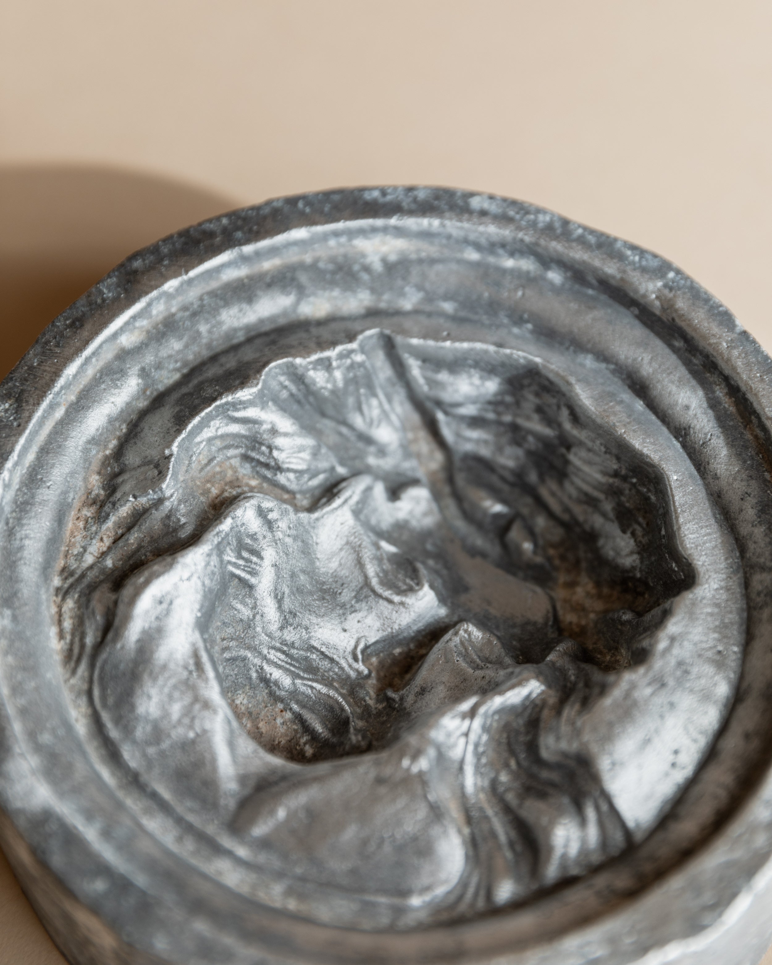 Cendrier en Métal Relief de Visage, Italie Années 1950