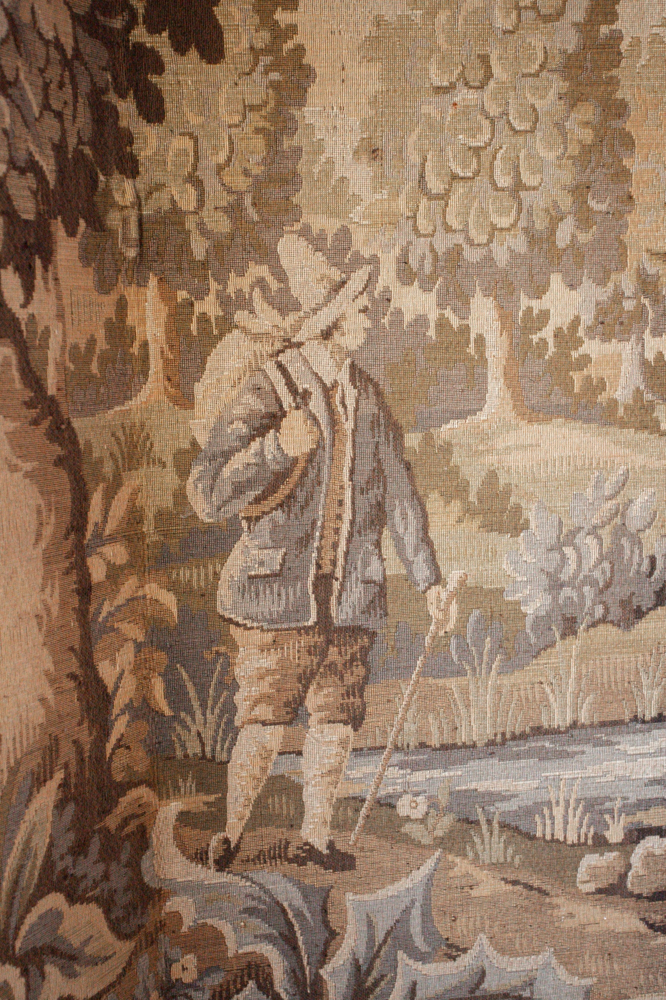 Paravent pliant français à quatre panneaux en tapisserie d'Aubusson représentant des scènes de verdure