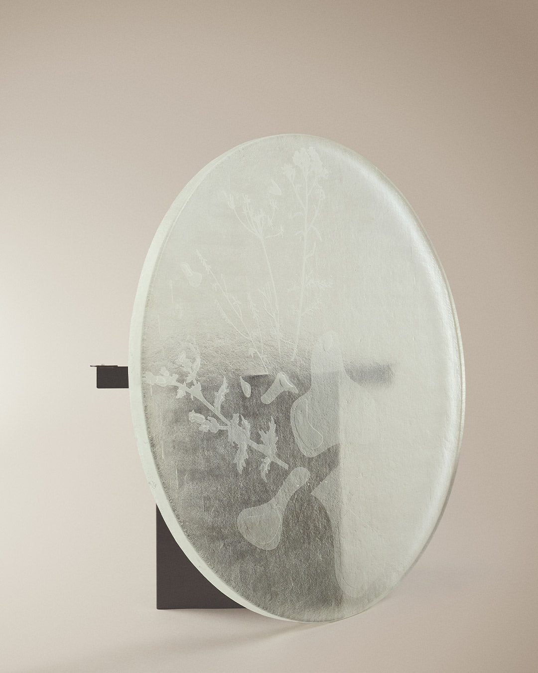 Table basse "SPILLED", en verre gravé.  — side angle