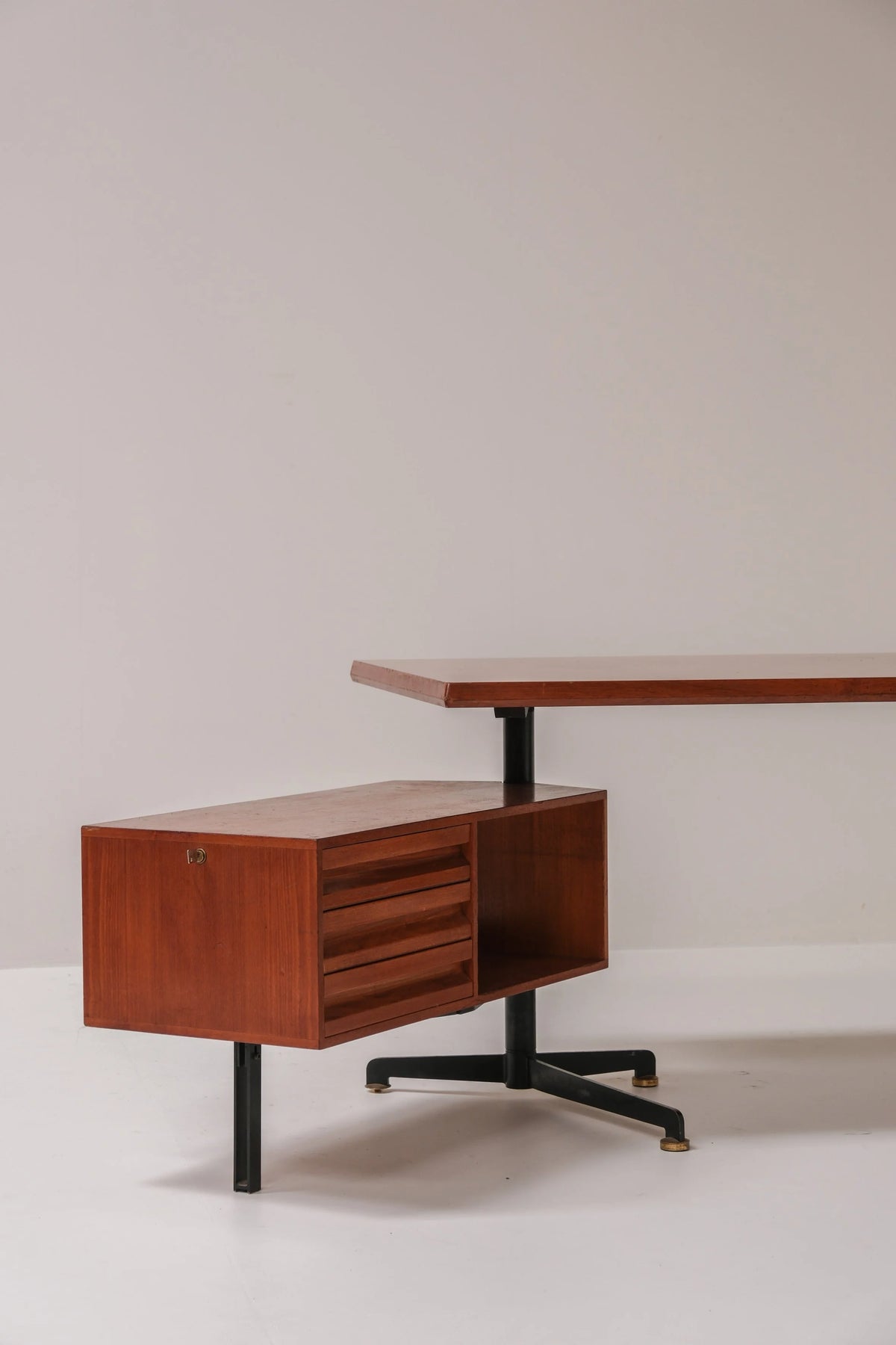 Osvaldo Borsani T95 Executive Desk for Tecno, Italy, 1956 — close-up