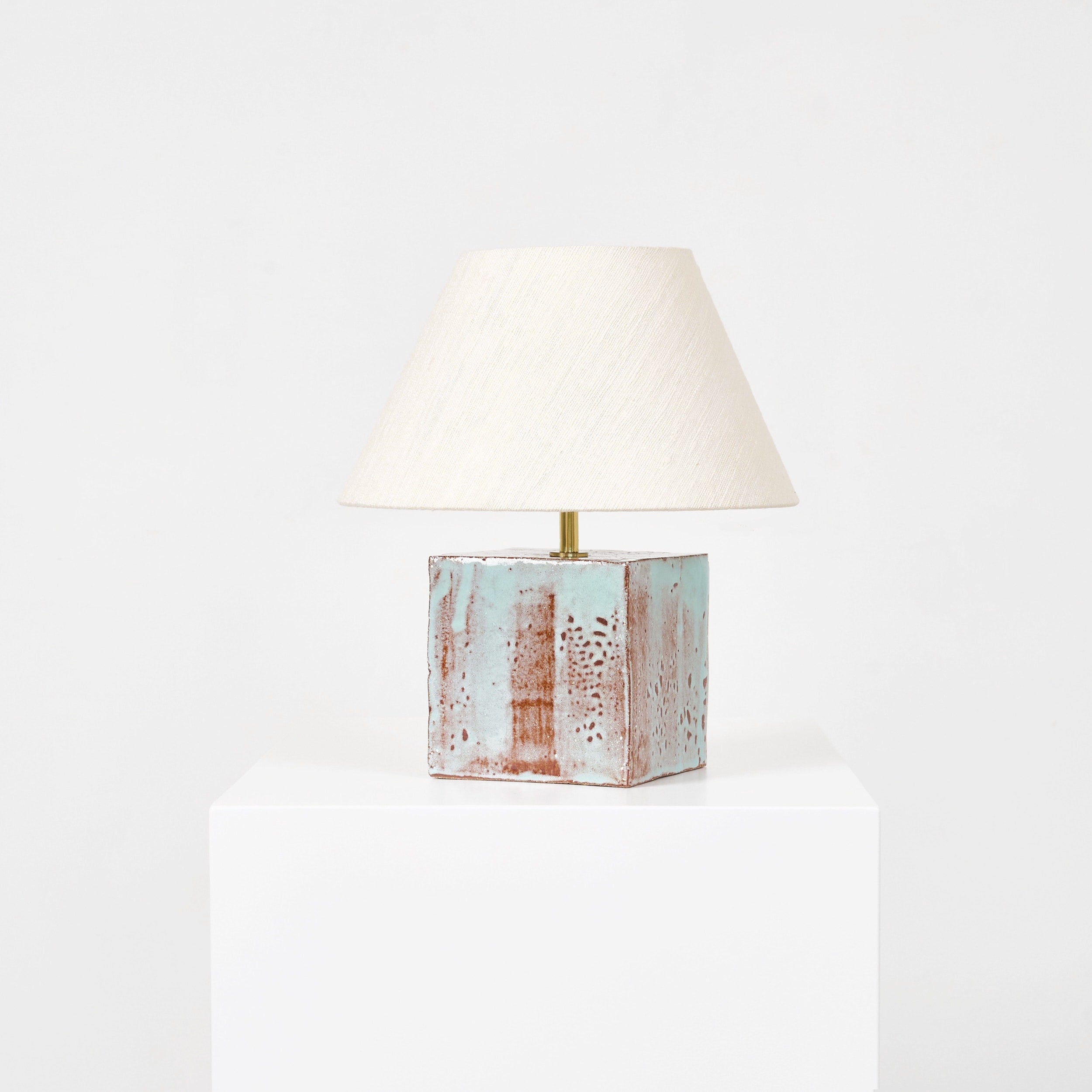 Arouca Table Light — close-up of textured ceramic base