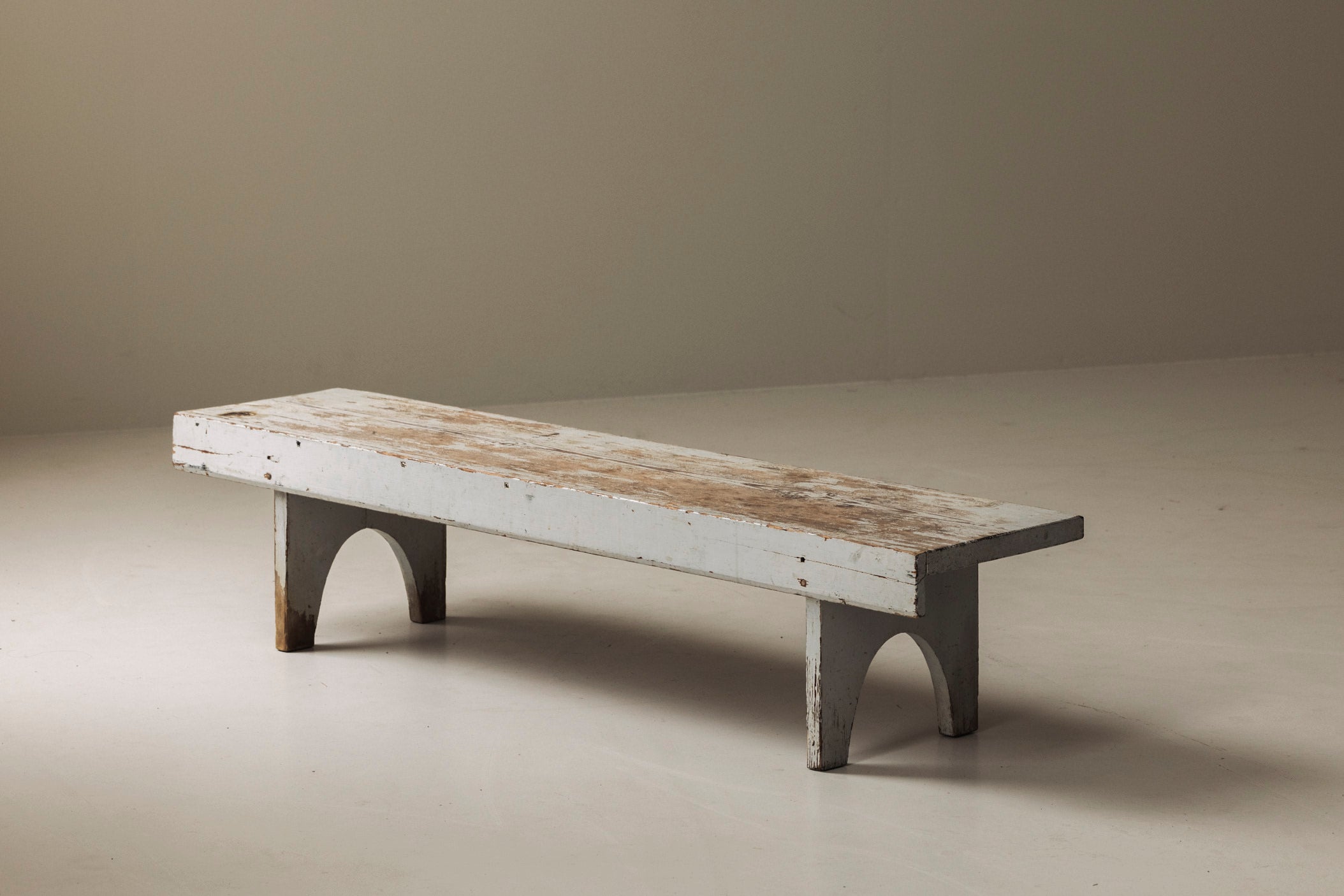 Rough patinated Swedish bench from the 1950s. — view 9