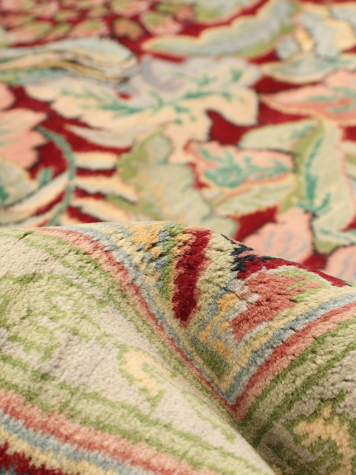 morris rug in garden 252 x 310 cm — detail view