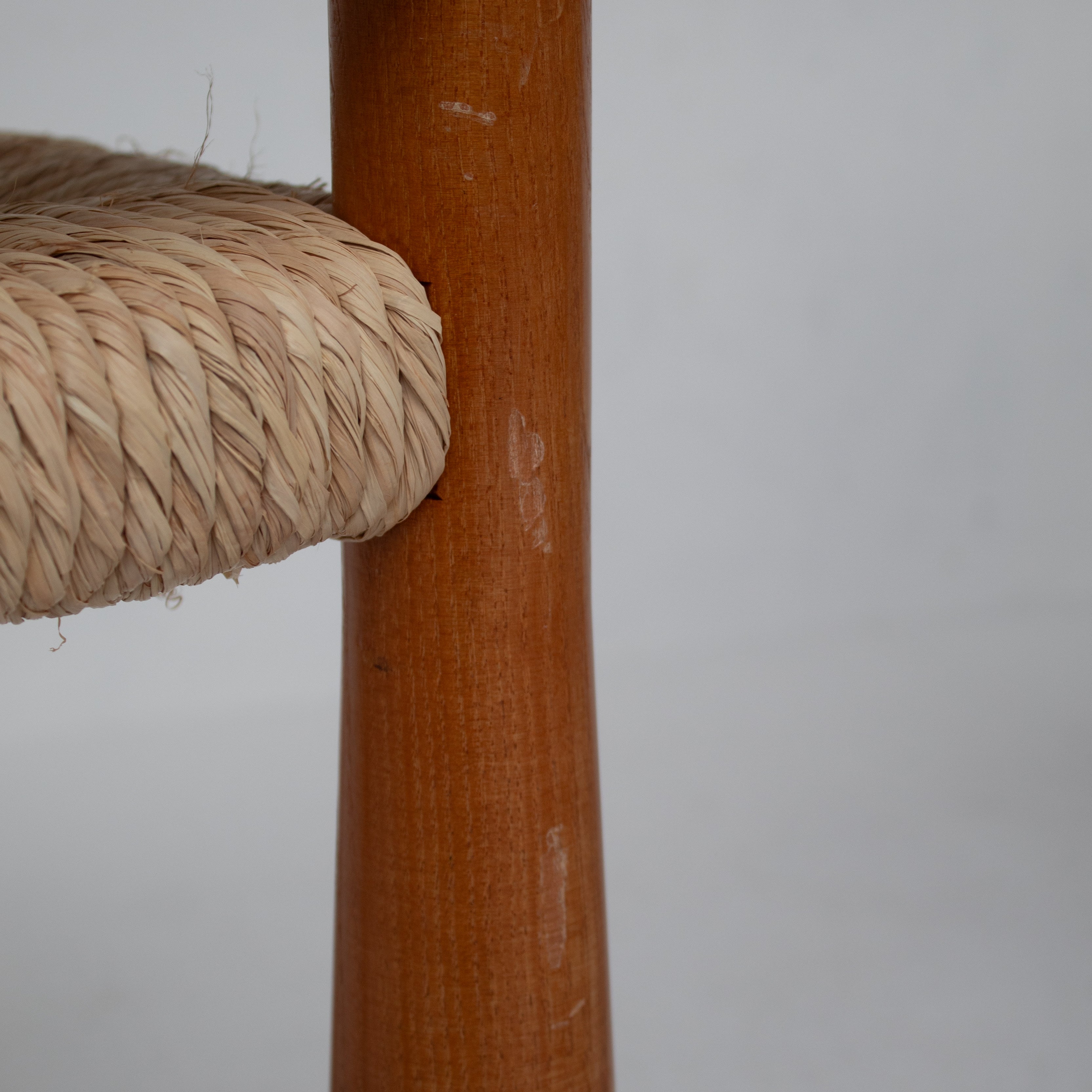 Set of 6 “Toscanolla” Dining Chairs by Alessandro Becchi for Giovannetti — close-up of woven seat detail and wooden leg
