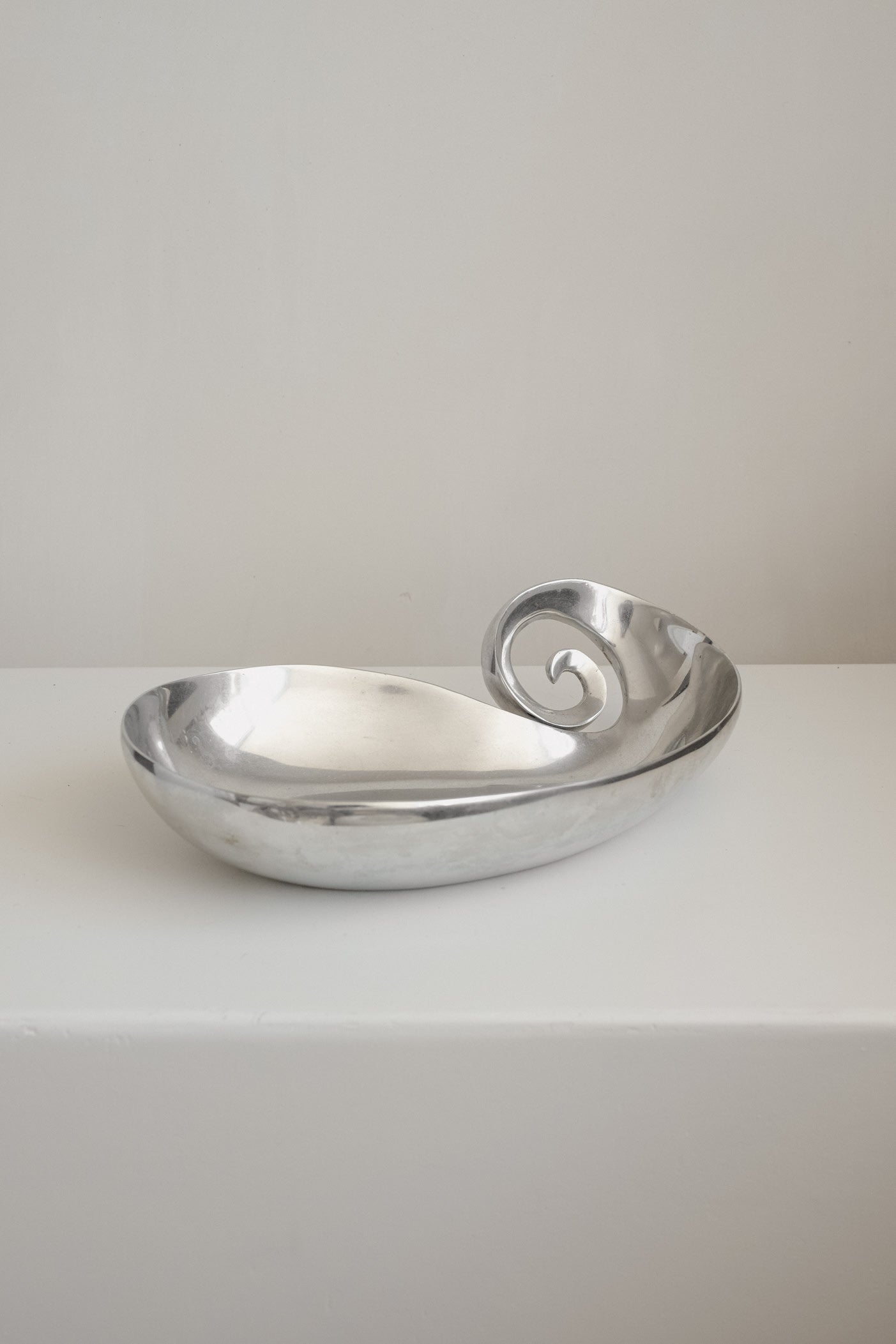 Elegant Aluminium Spiral Dish — view 9