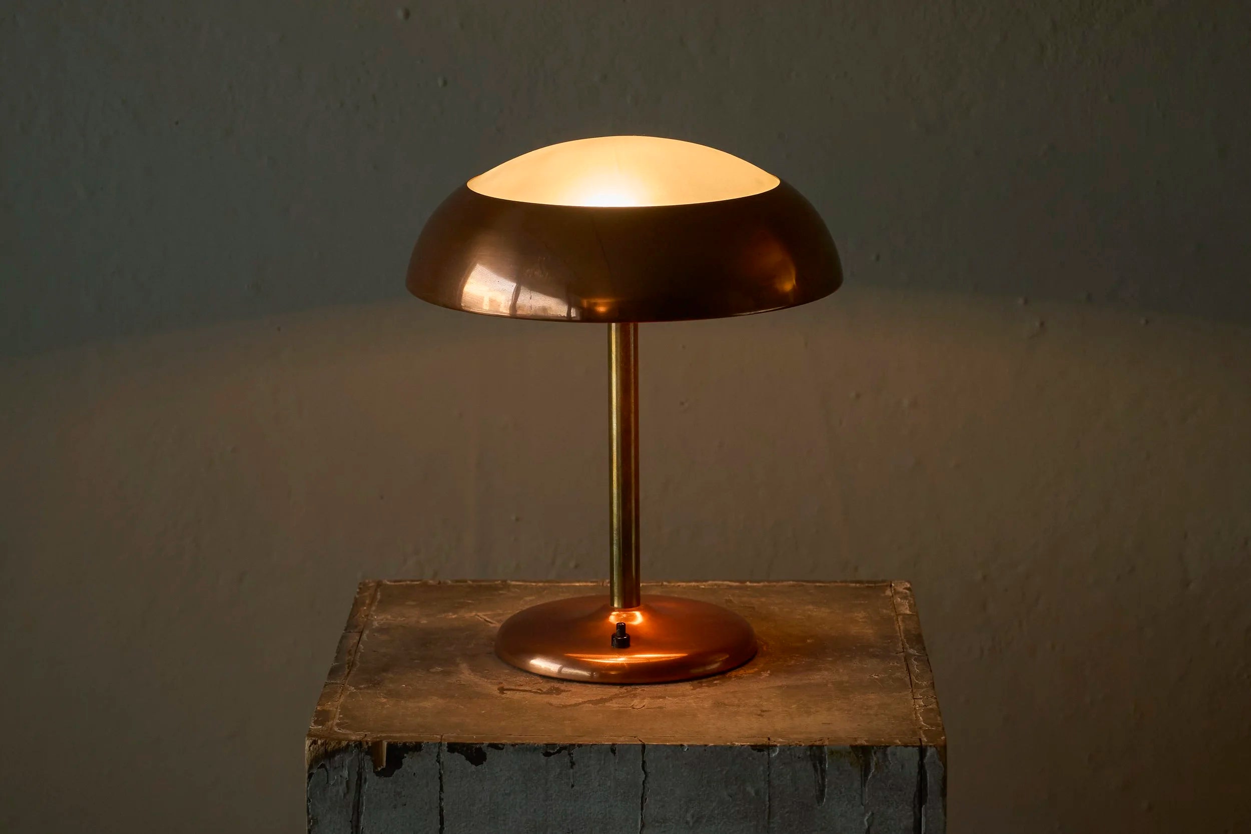 Art Deco Table Lamp in Patinated Copper, Brass and Satin Glass 1950s — detail view