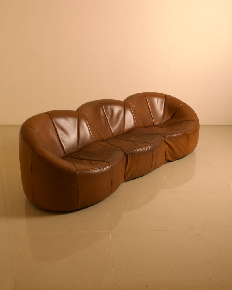 Three-seater "Pumpkin" Sofa by Pierre Paulin for Artifort, 1980 — close-up of brown leather upholstery