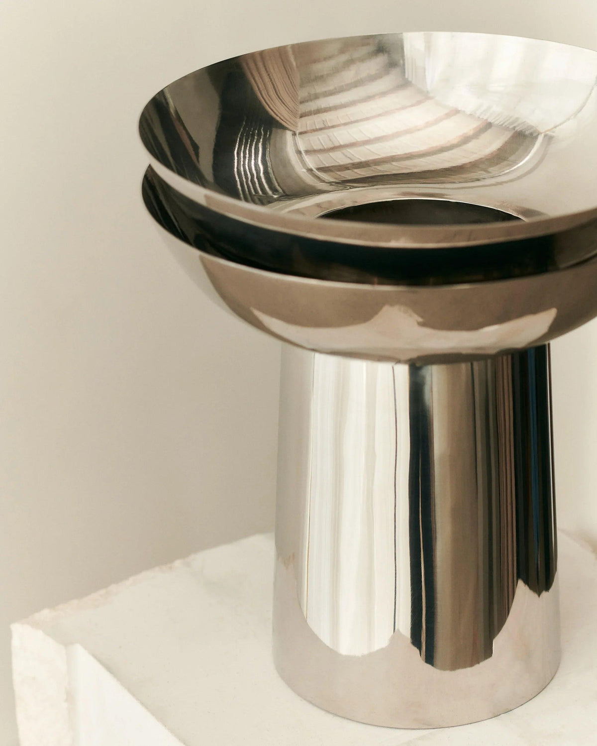 FOUNTAIN VASE 02 — side angle