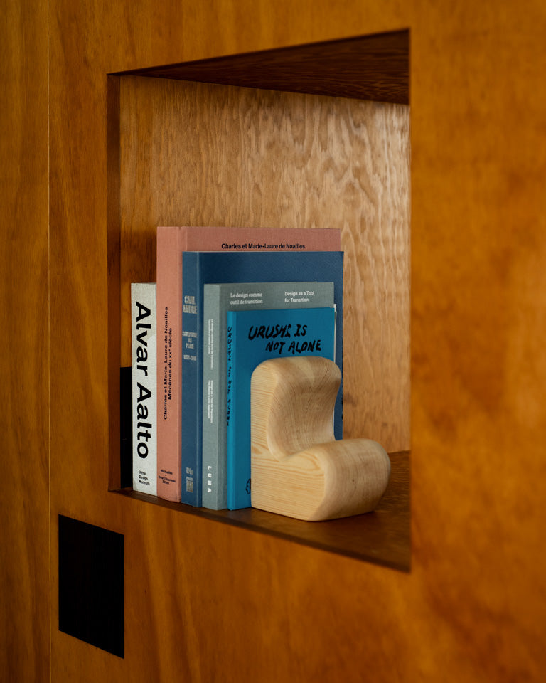 Affinités Bookends — side view with natural wood finish in bookshelf