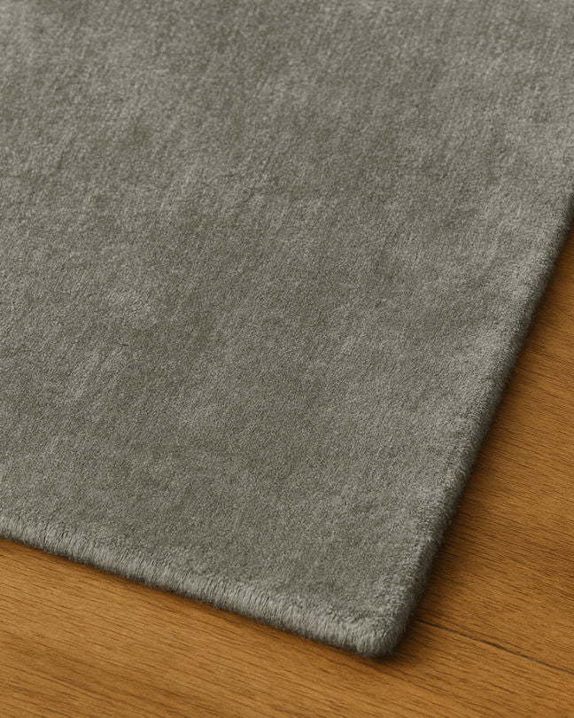 Rug 100% Wool New Zealand - Gris Galet — side angle showing soft gray texture