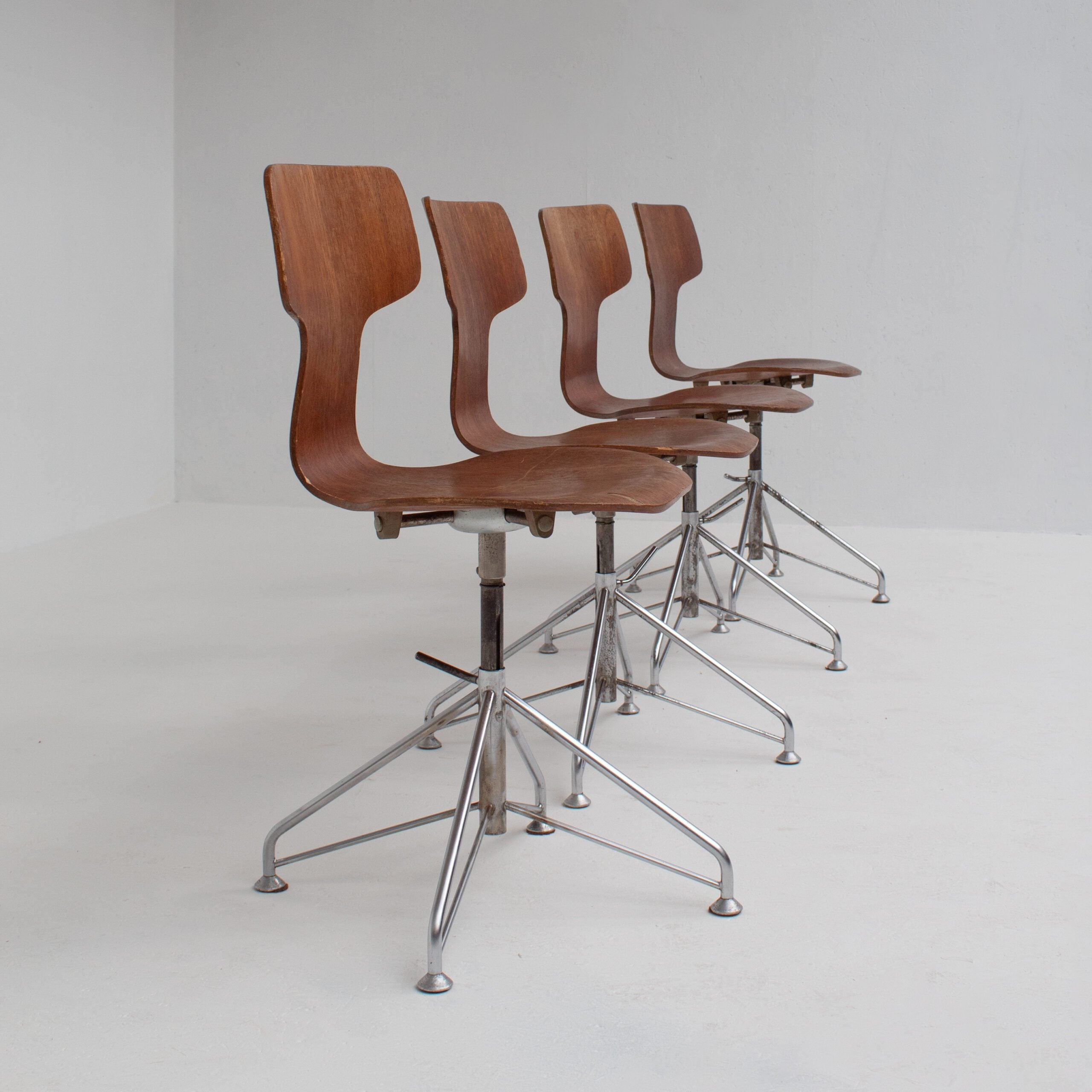 Set of 4 Arne Jacobsen Chairs — lifestyle setting