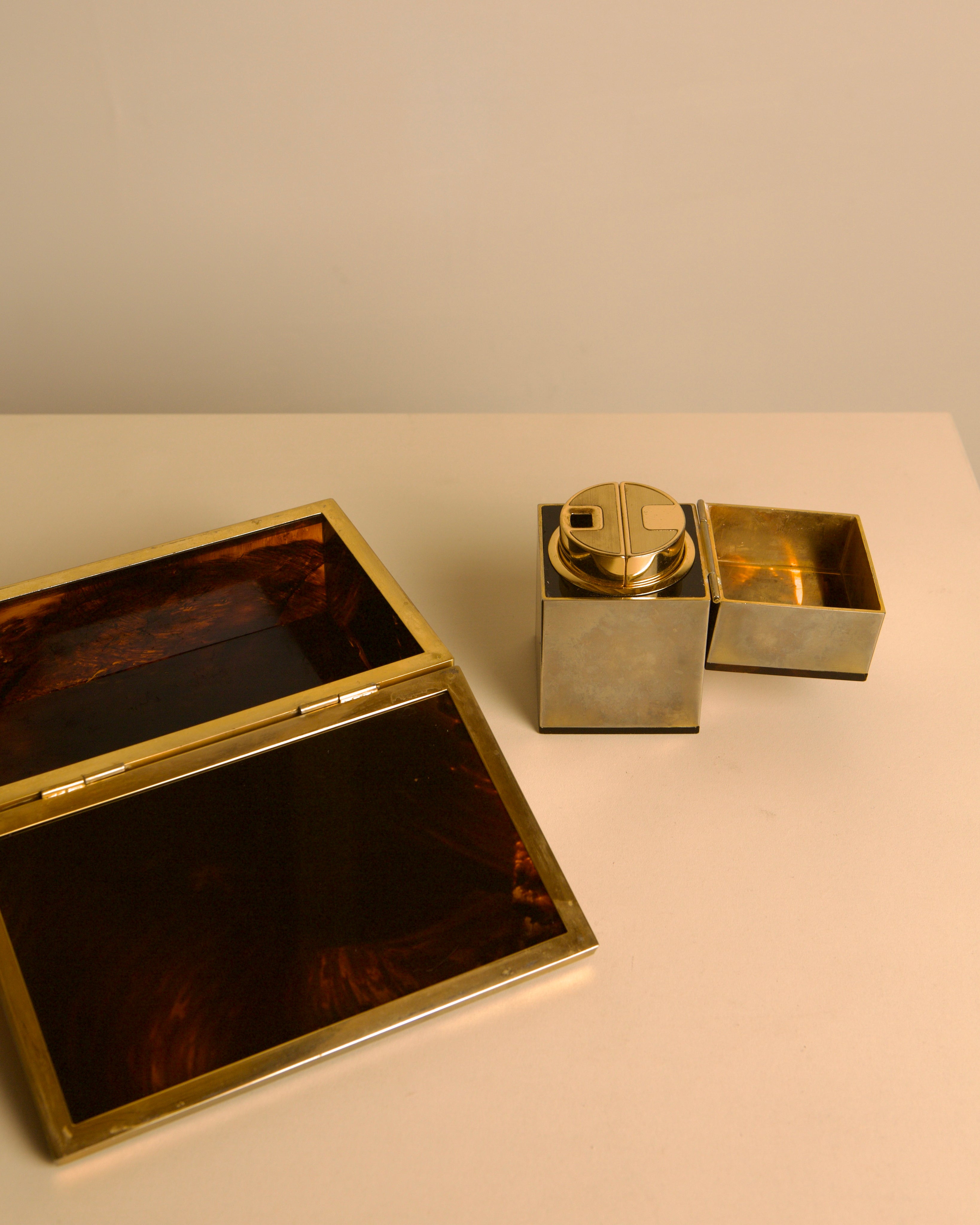Italian Hollywood Regency box in faux tortoiseshell lacquer and brass with matching lighte — close-up