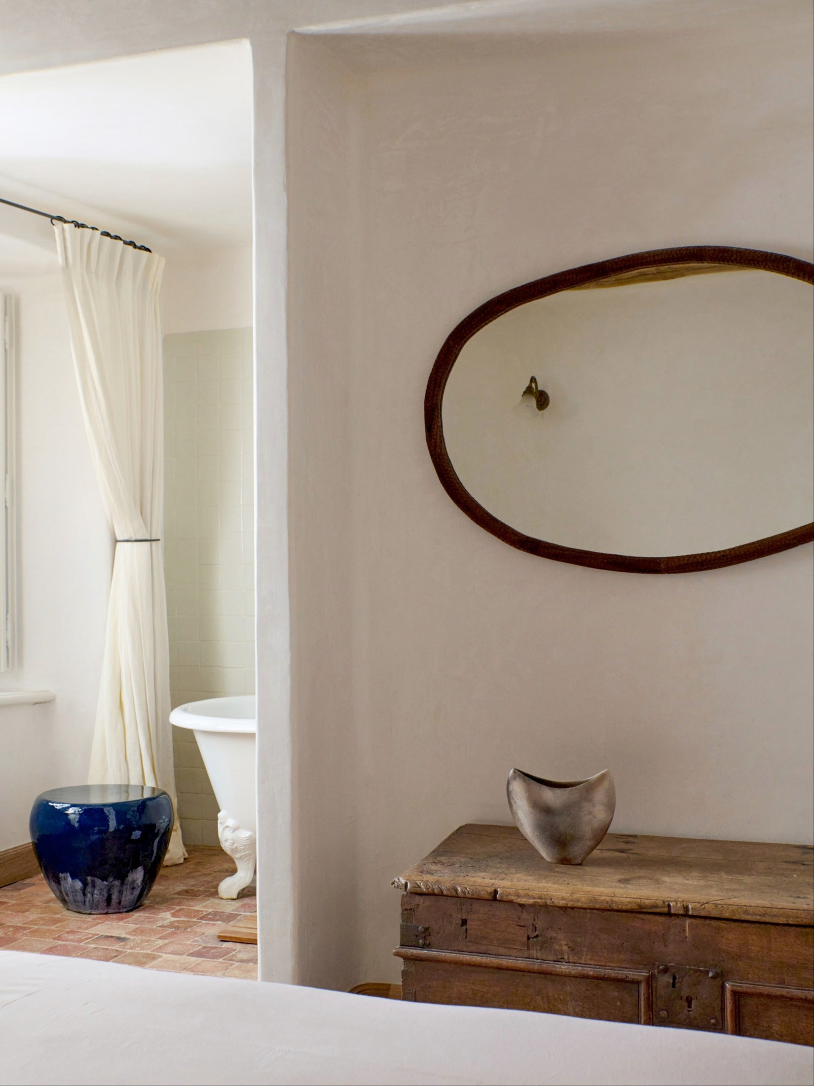 Amarante Mirror oval — close-up