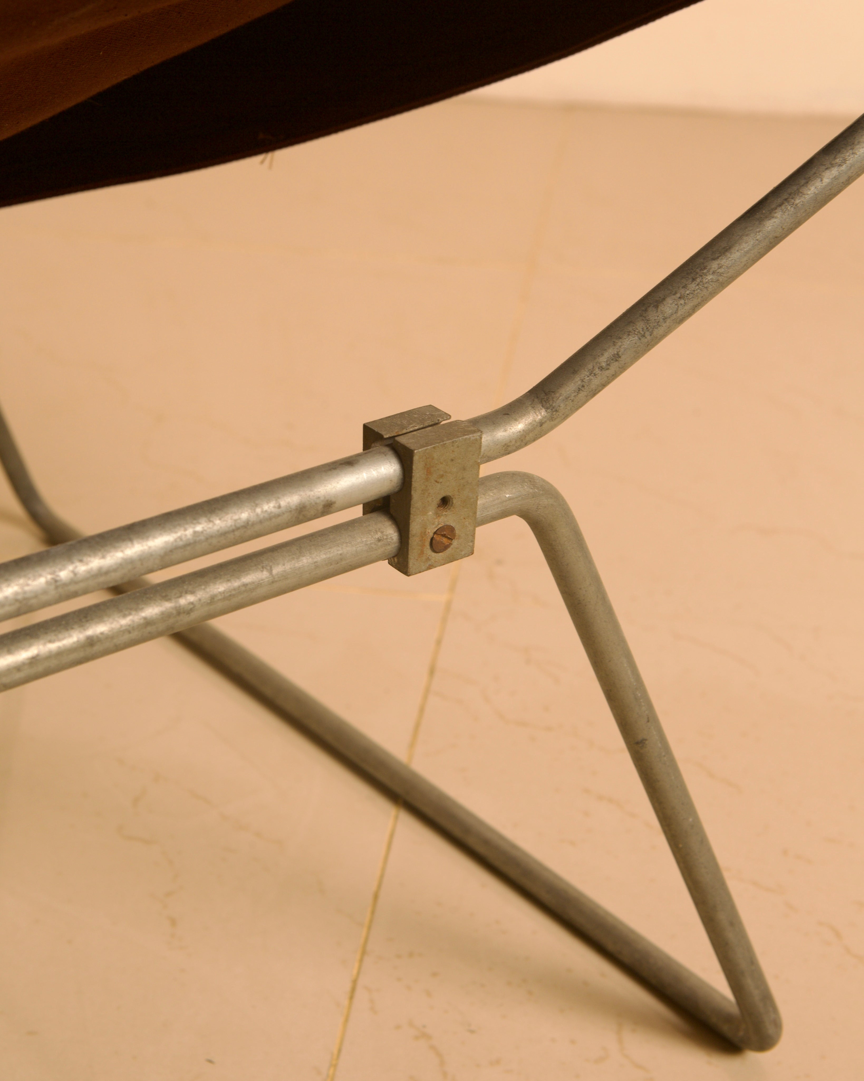 AP-14 Armchair in Canvas by Pierre Paulin for AP Polak, 1950s — close-up of metal frame detail