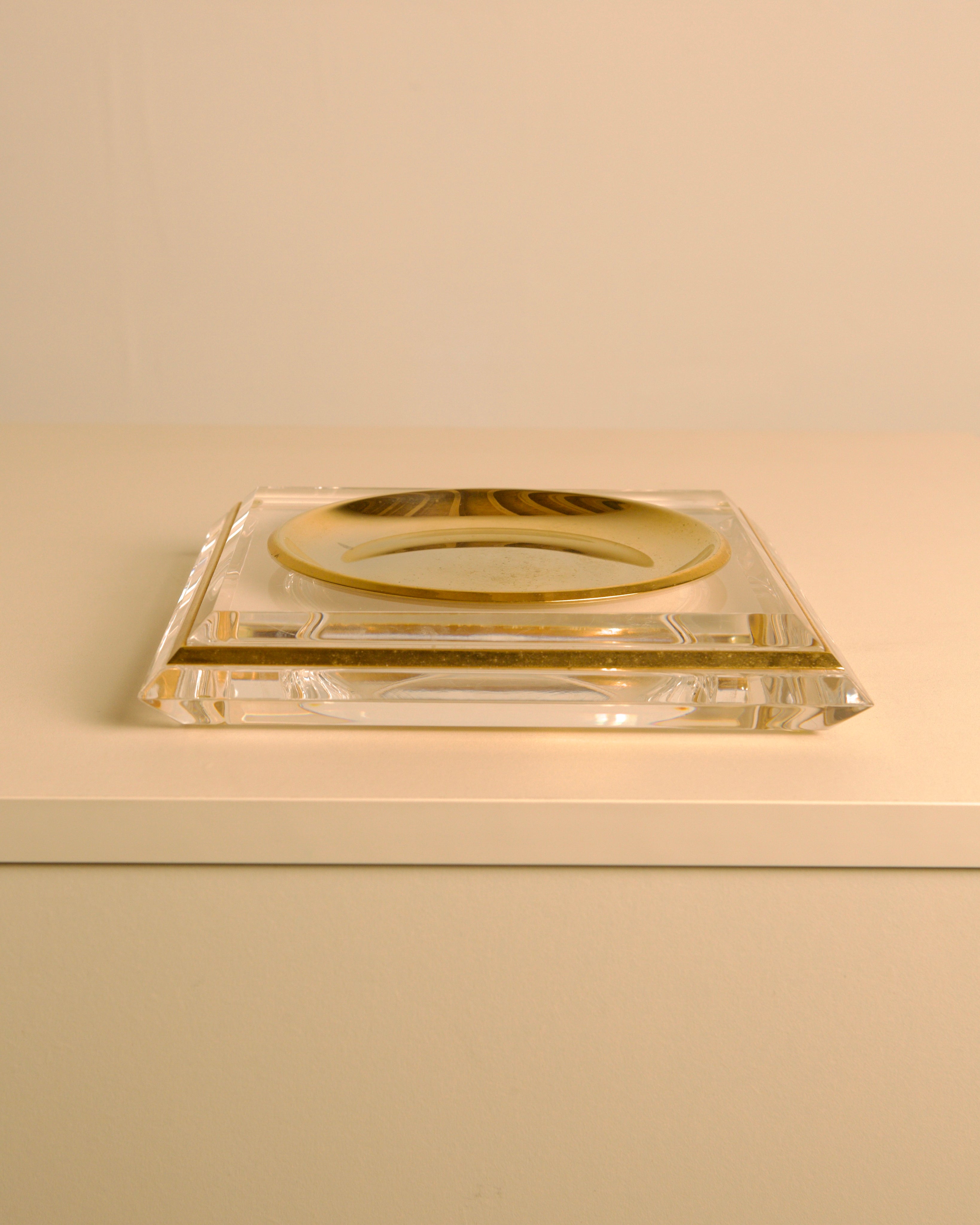 Italian "Pyramid" Trinket Dish in Brass and Plexiglass, 70s — close-up of brass interior detail