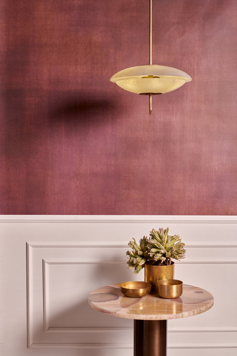 "COSMOS" Chandelier in alabaster and antiquated brushed brass — close-up