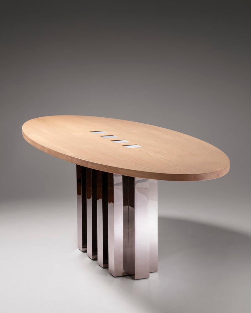 Oval dining table — detail view
