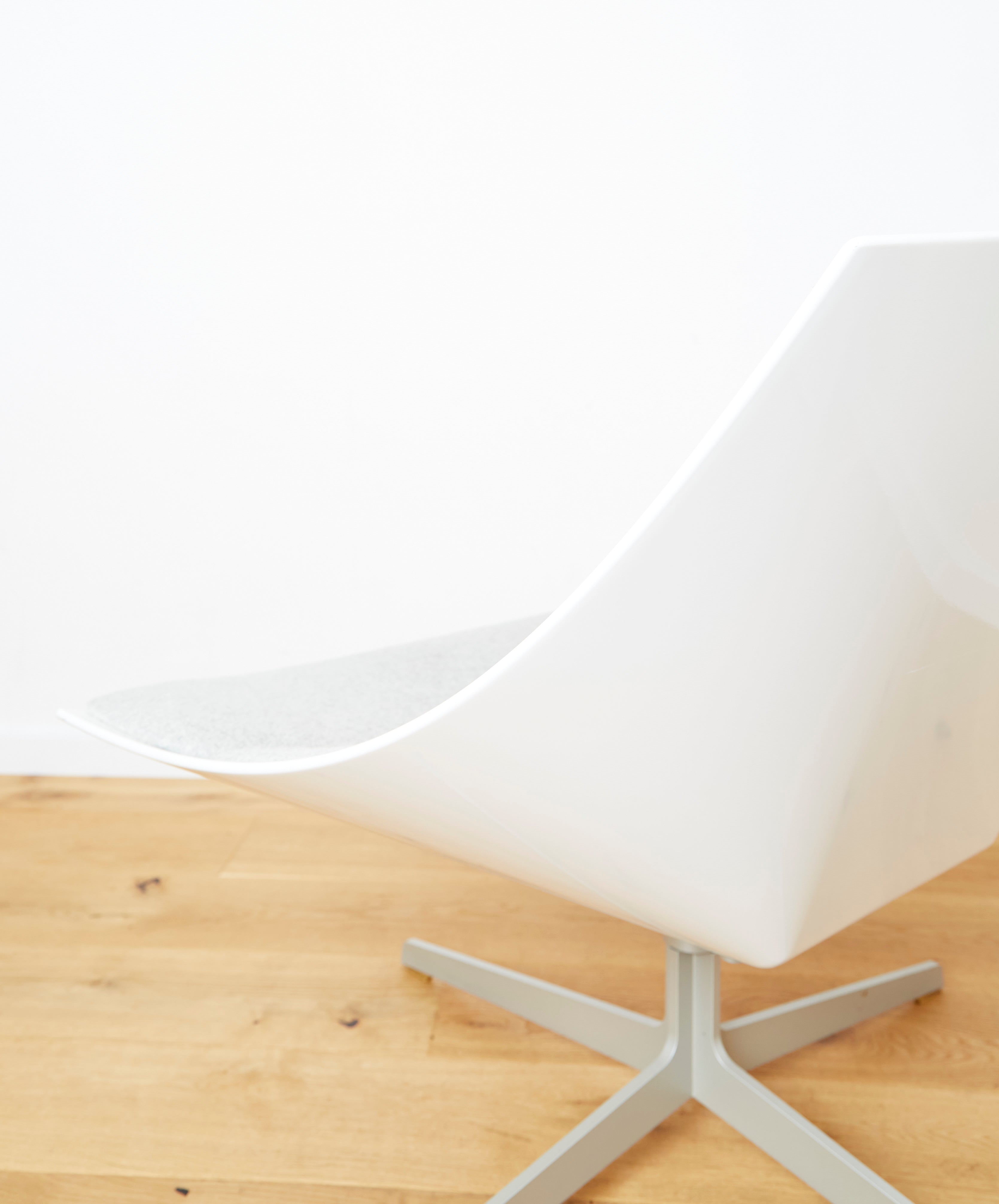 Jehs+Laub JL11 Space Lounge Chair for Fritz Hansen — rear view highlighting white shell and gray seat