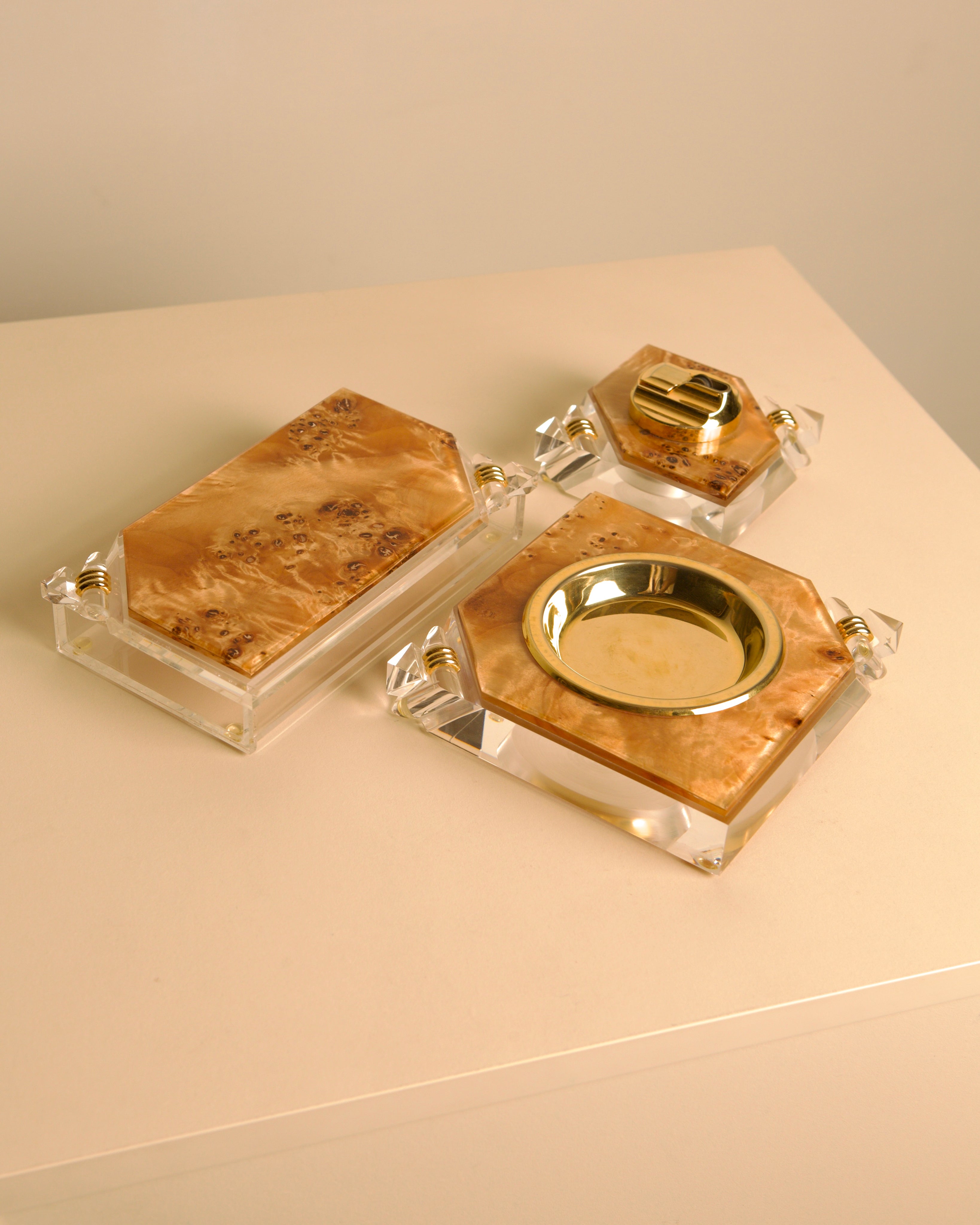 Italian 70s desk set for smokers in wood, plexiglass, and brass — detail view