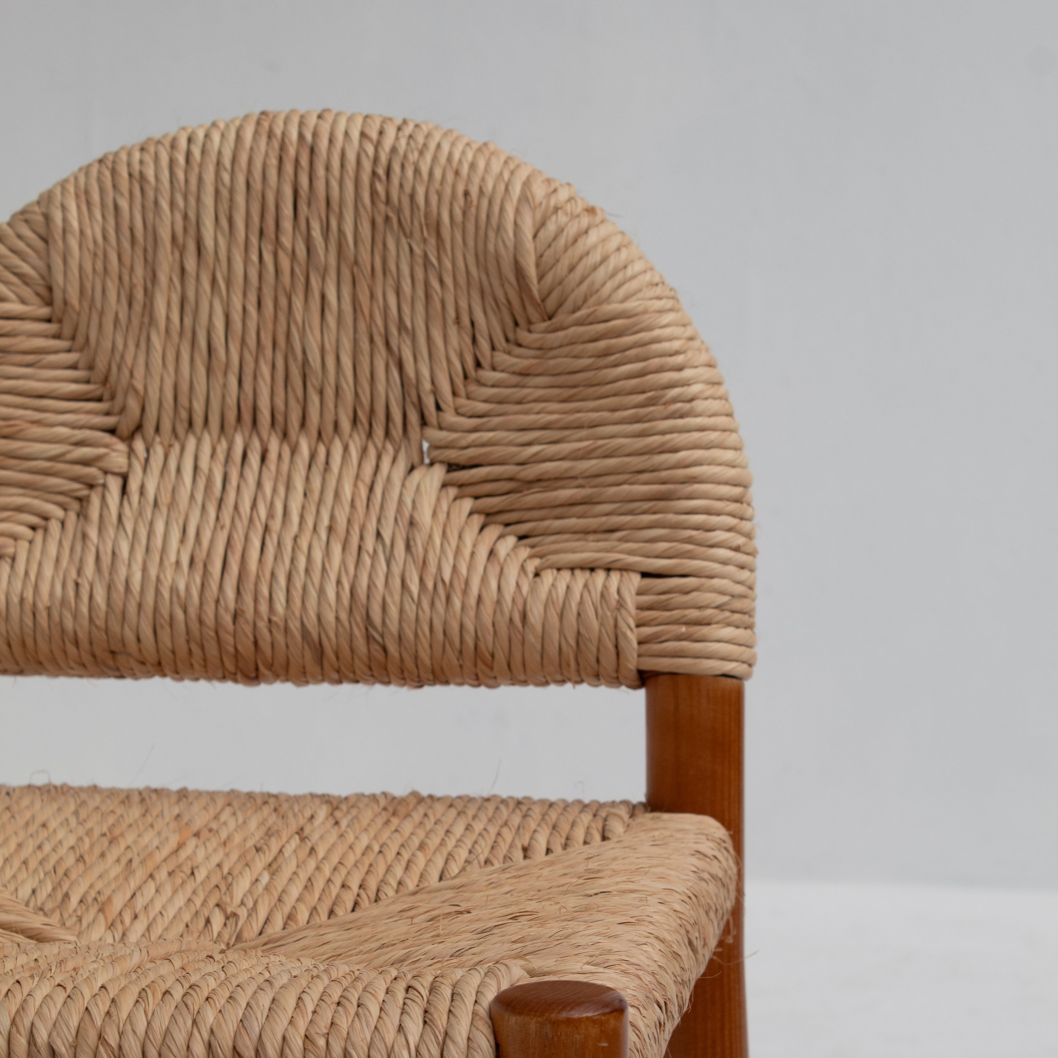 Set of 6 “Toscanolla” Dining Chairs by Alessandro Becchi for Giovannetti — close-up of woven seat in natural fibers