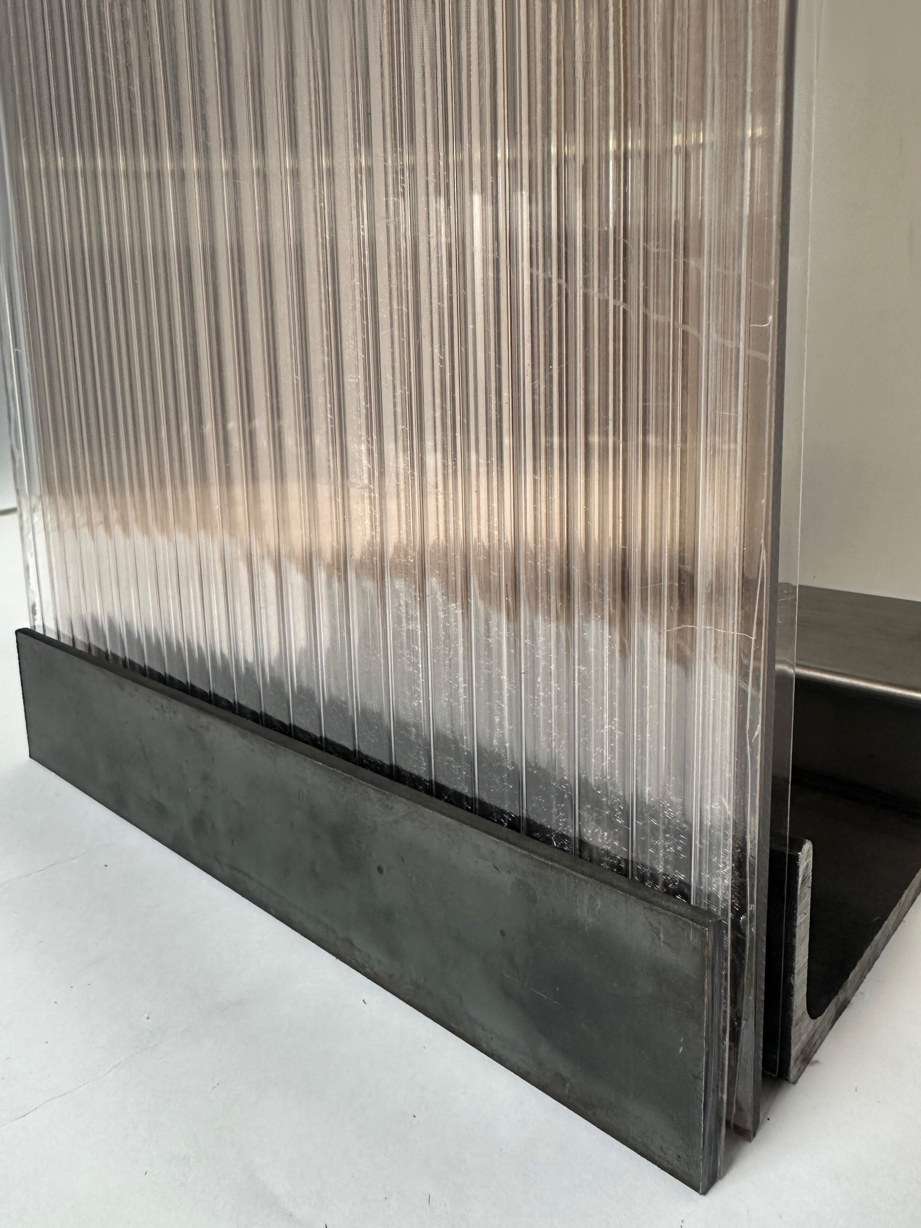 POLY-C-1 extra tall - smoke — close-up of textured glass and metal base