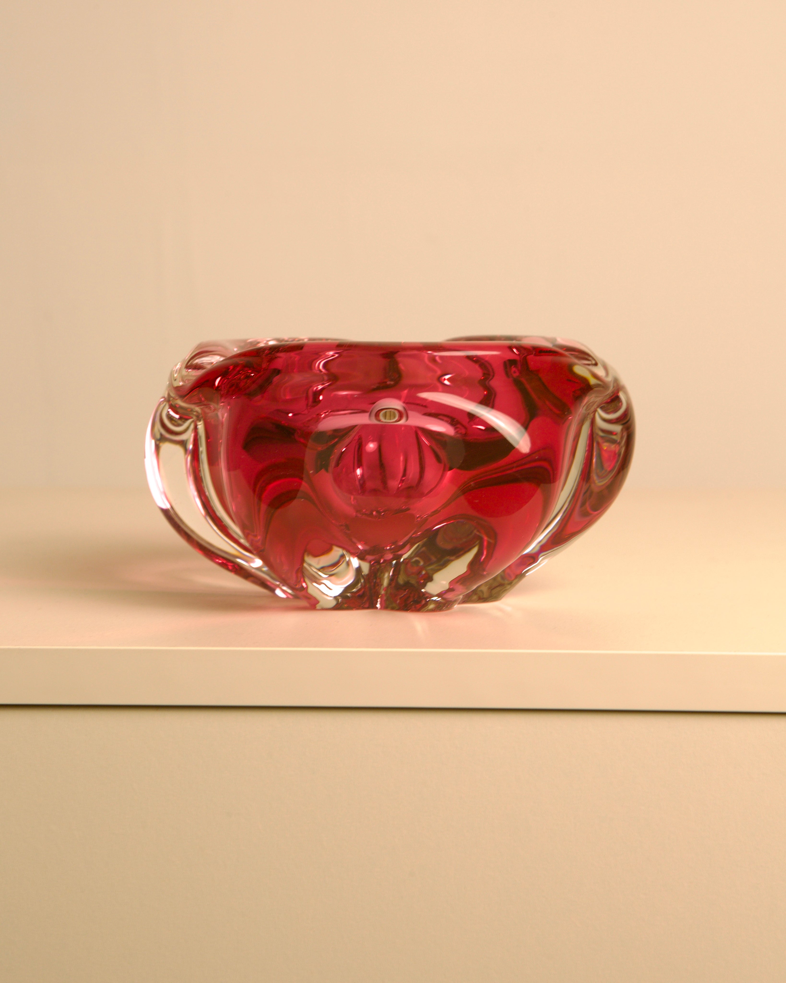 Dark Pink "Flower" Ashtray in Murano Glass 60's — close-up highlighting glossy glass texture