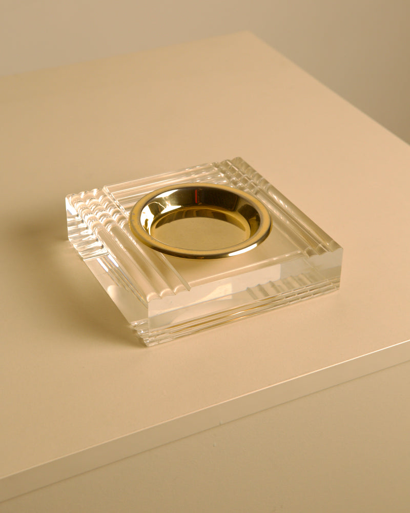 Square Italian trinket tray in lucite and brass, 70s — close-up of lucite with brass insert