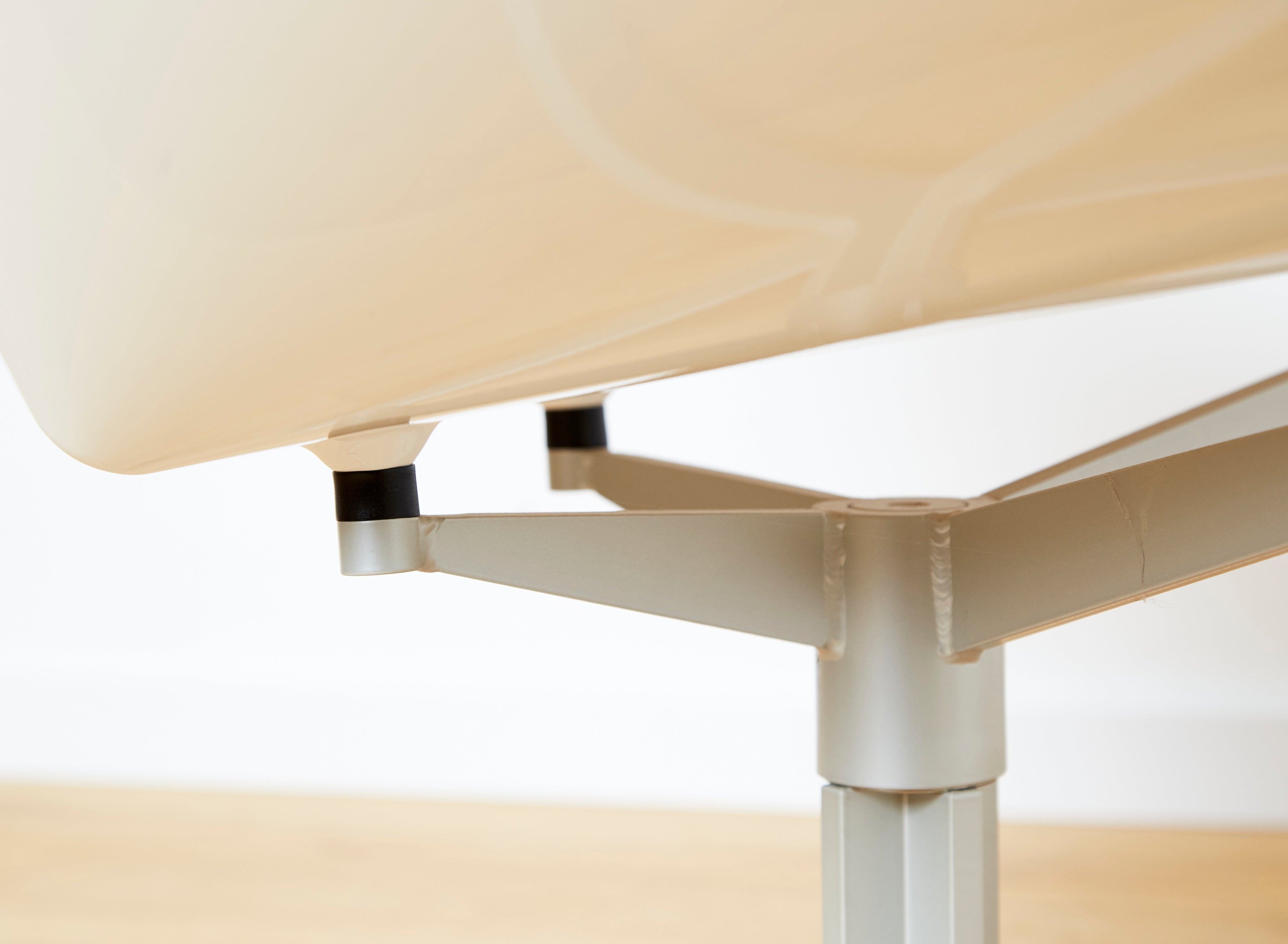 Jehs+Laub JL11 Space Lounge Chair for Fritz Hansen — close-up of base and support structure
