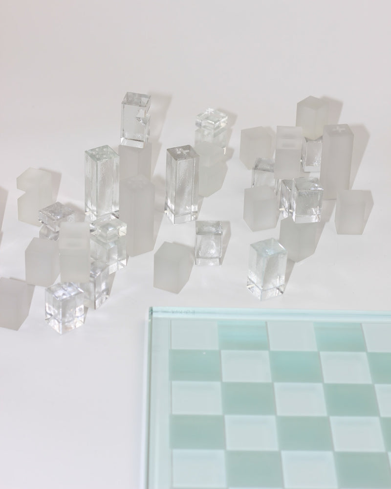 Ajedrez Minimalista — close-up of frosted and clear glass pieces